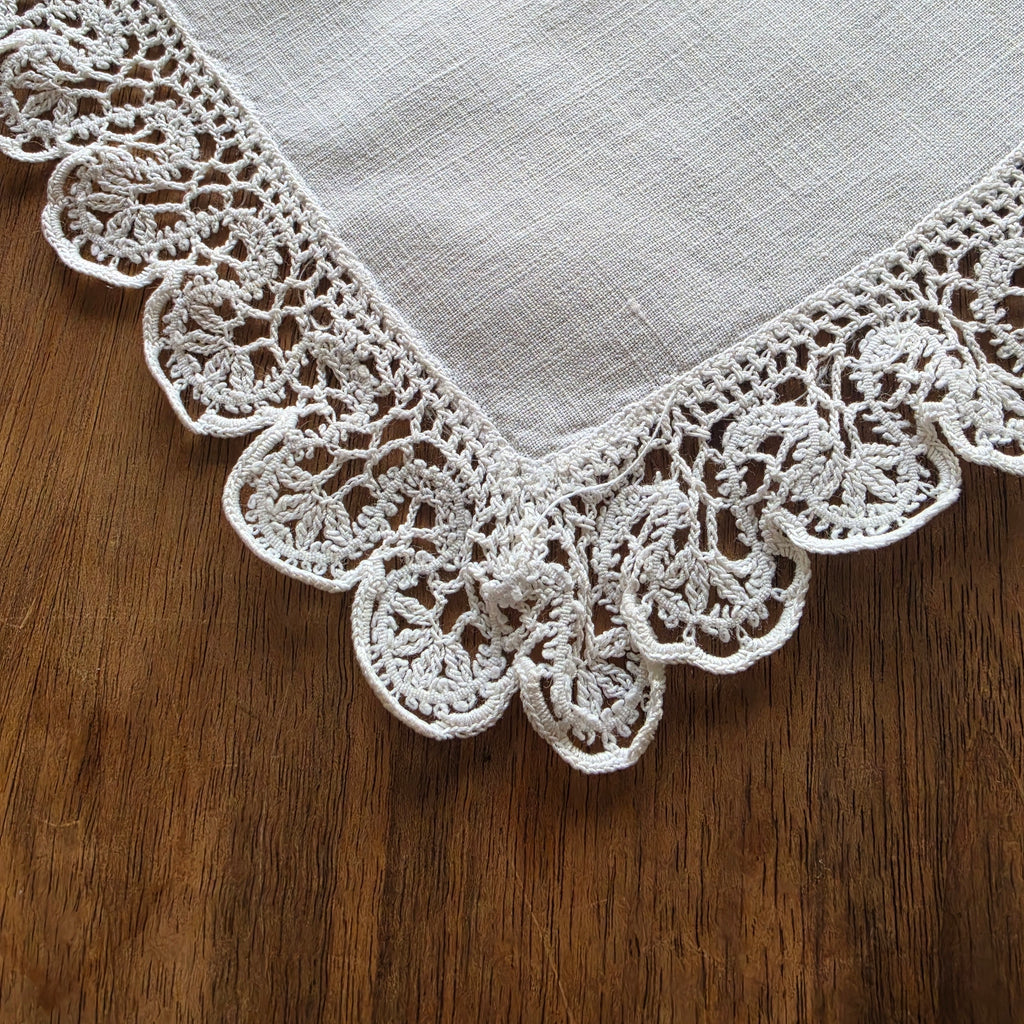 Edles Vintage-Linnendeckchen mit handgehäkelter Spitzenkante – Quadratisches Doily / Tischelement in Naturweiß