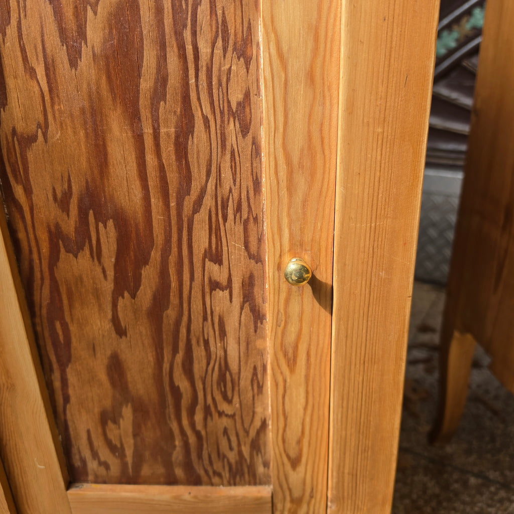 2x Biedermeier Nachtschränkchen – Massivholz mit Messingknopf