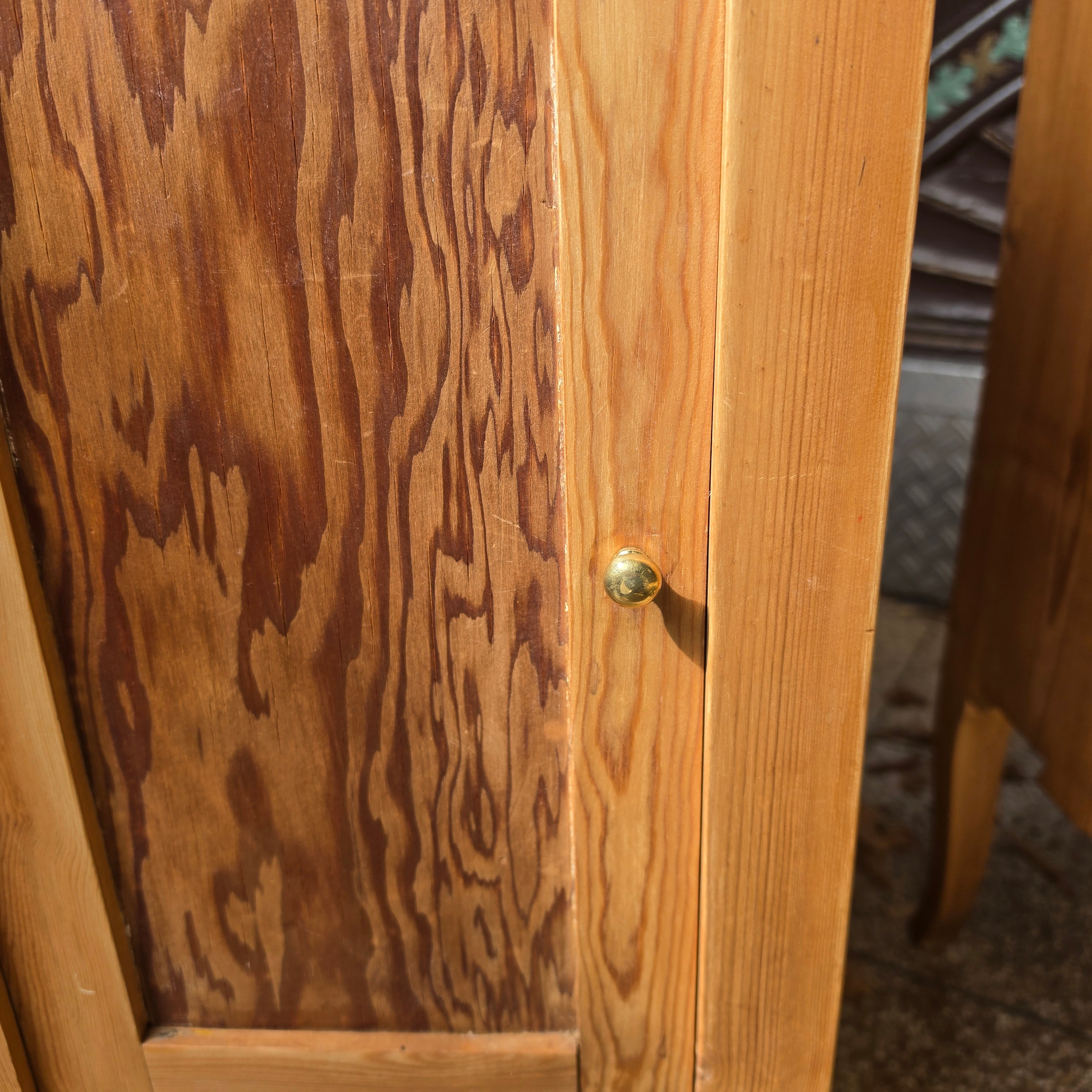2x Biedermeier Nachtschränkchen – Massivholz mit Messingknopf