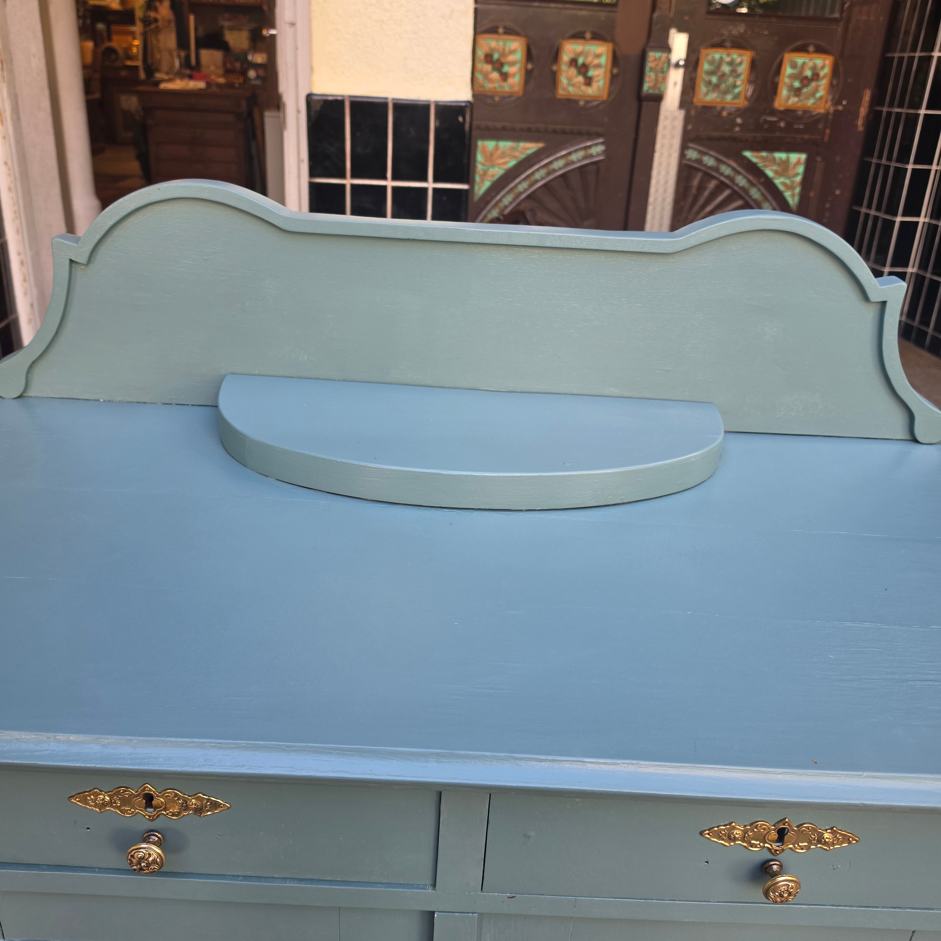 Antike Kommode mit Aufsatz im Shabby-Chic-Look – Salbeigrün mit Messingbeschlägen
