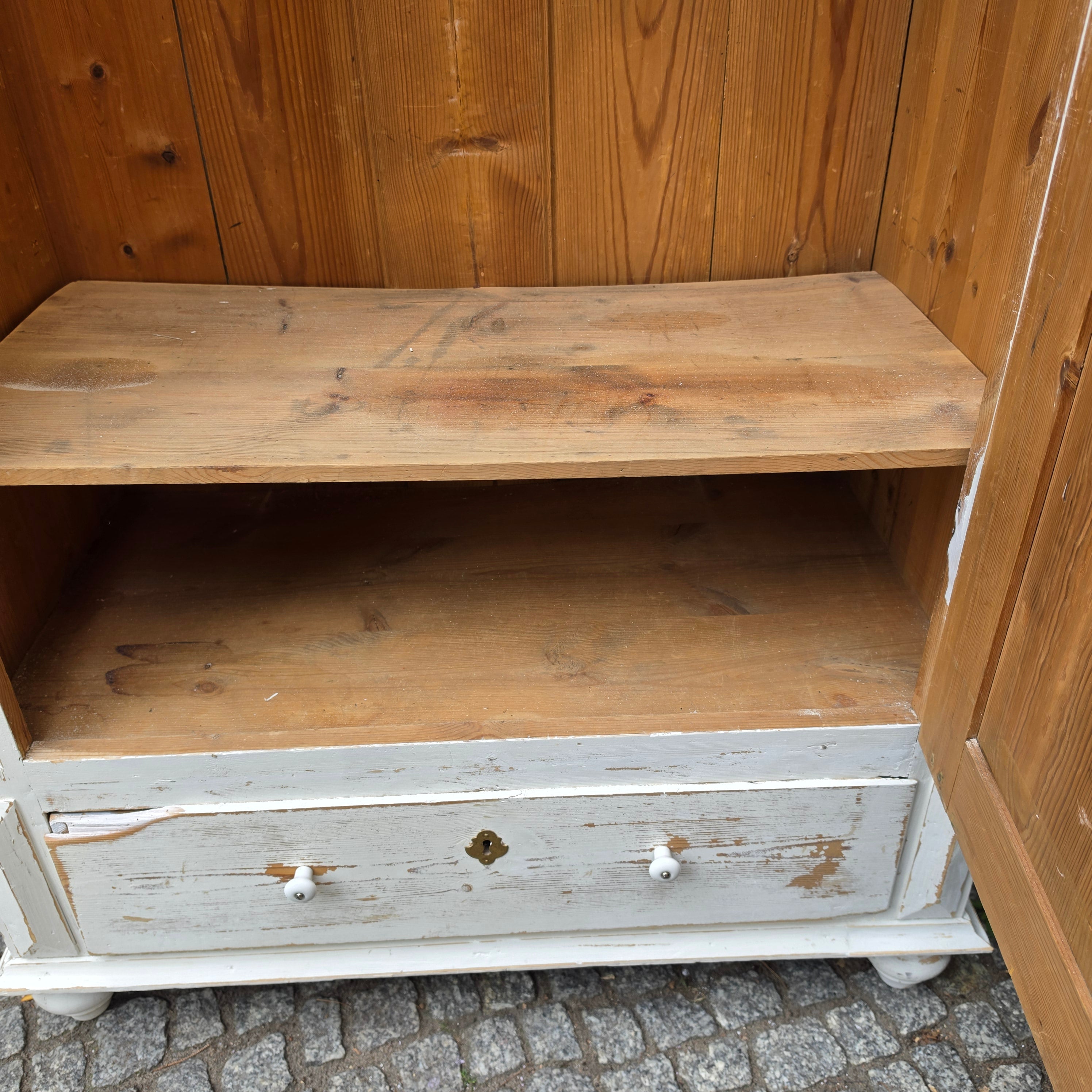 Abgeschliffener Jugendstil Holz Schrank Kleiderschrank AntikAntiker Holzschrank im Vintage Shabby-Chic Stil – Weiß patina