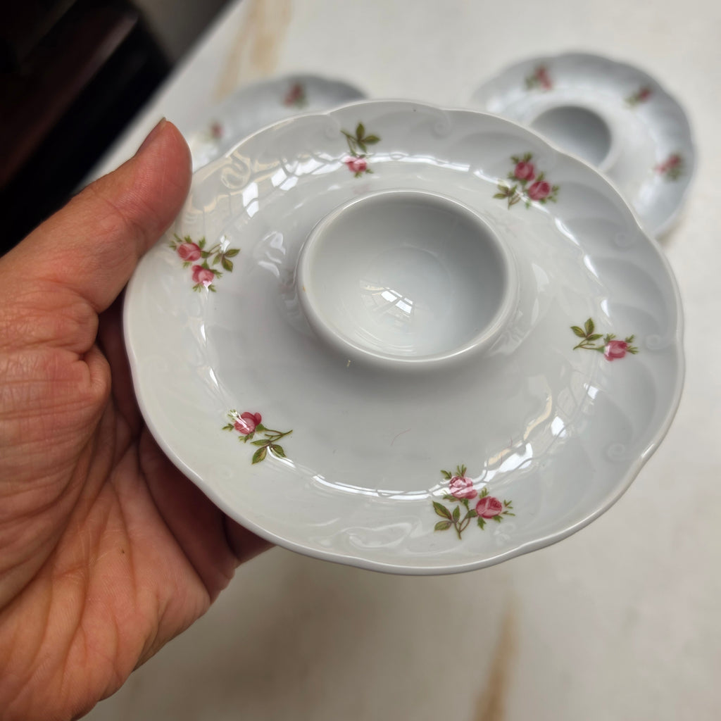 Vintage Porzellan-Eierbecher-Set (3-teilig) mit rosem Röschen-Dekor & Ablage