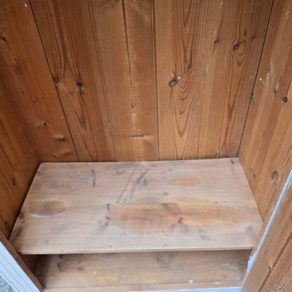 Abgeschliffener Jugendstil Holz Schrank Kleiderschrank AntikAntiker Holzschrank im Vintage Shabby-Chic Stil – Weiß patina