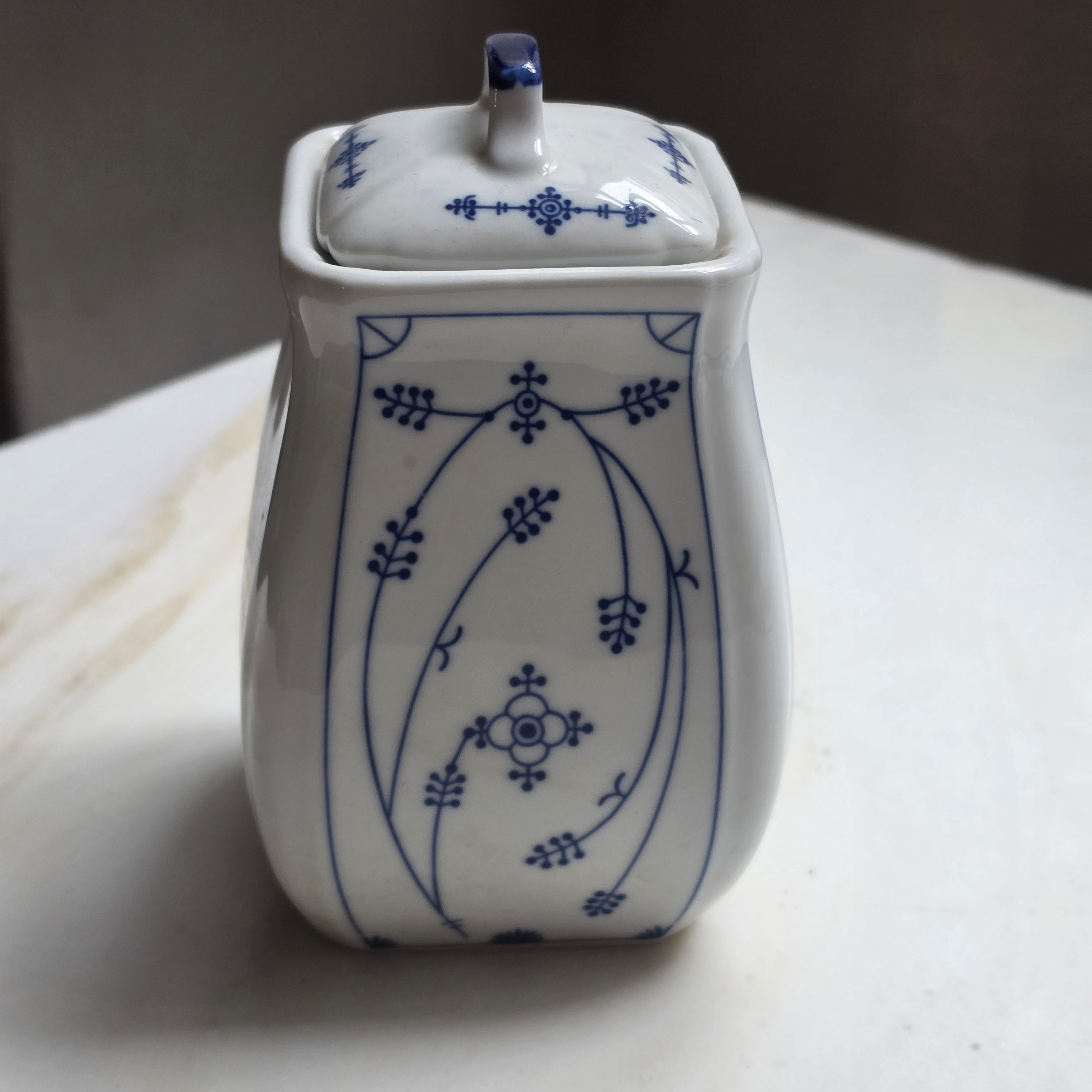 Antike Mehldose aus Porzellan mit Deckel – Zwiebelmuster / Strohmuster Blau-Weiß – Vintage Vorratsdose Küche