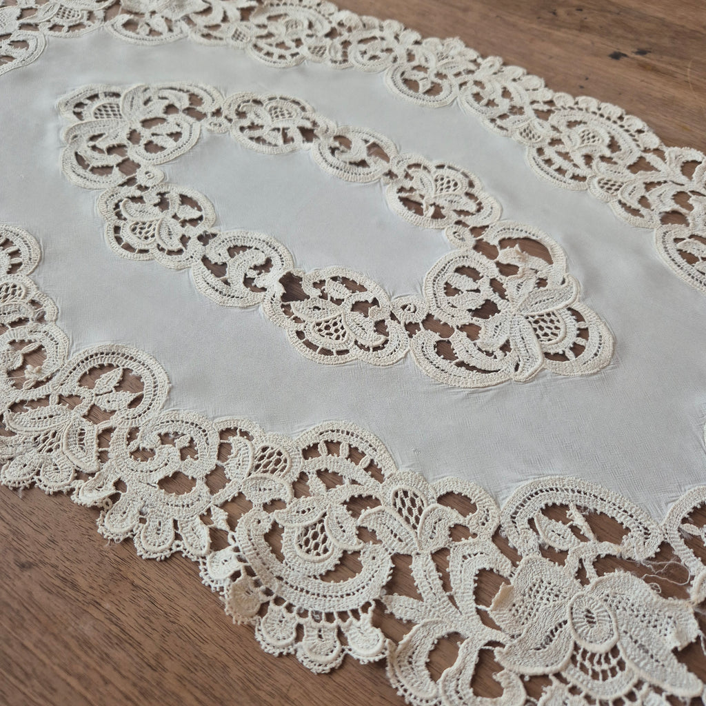 Antikes viktorianisches Zierdeckchen creme gehäkelt geklöppelt 42x80cm oval