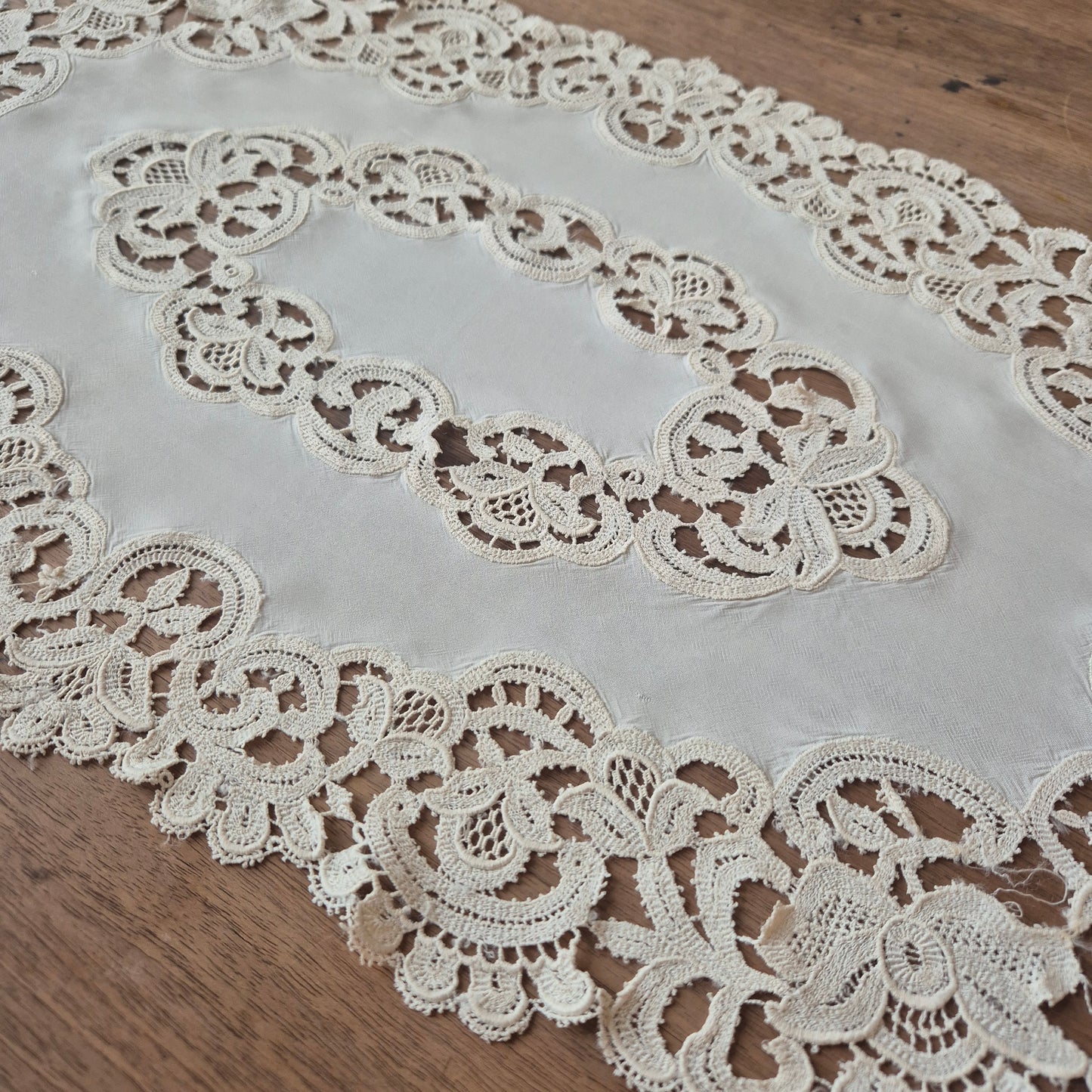 Antikes viktorianisches Zierdeckchen creme gehäkelt geklöppelt 42x80cm oval