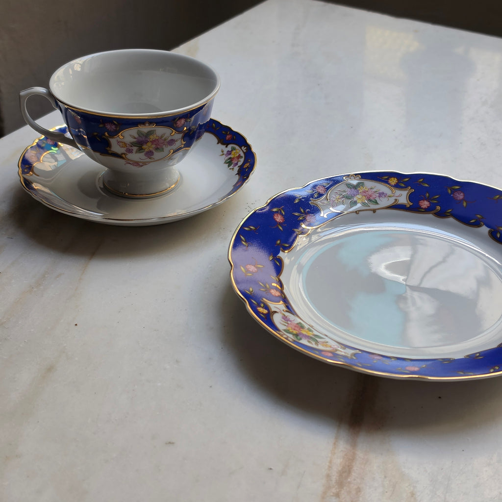 Vintage Porzellan Gedeck 3-teilig „Sissy“ von MF Design – Kobaltblau mit Golddekor & Blumenbukett