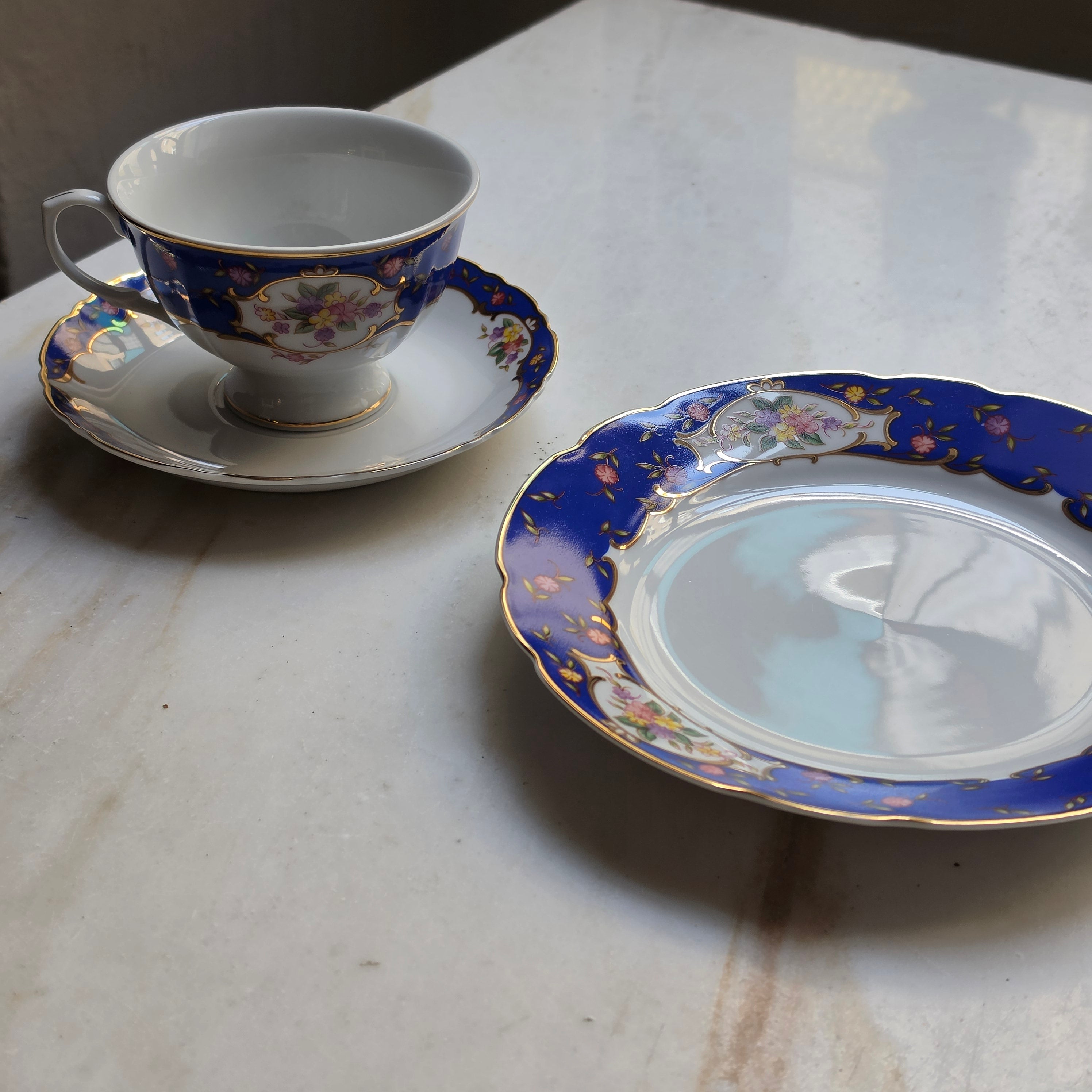 Vintage Porzellan Gedeck 3-teilig „Sissy“ von MF Design – Kobaltblau mit Golddekor & Blumenbukett