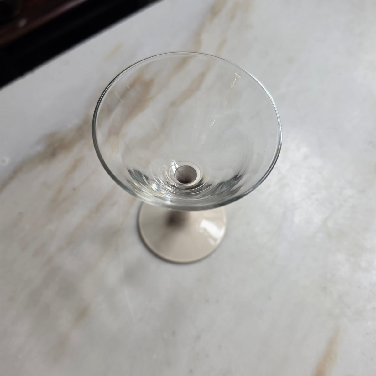 Elegantes Martini- & Cocktailglas mit beigefarbenem Stiel – Modern Vintage Design