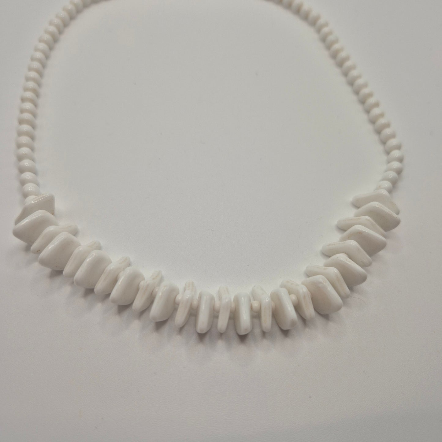 Vintage Statement-Kette – Strahlendes Weiß im edlen Glassteinen-Look