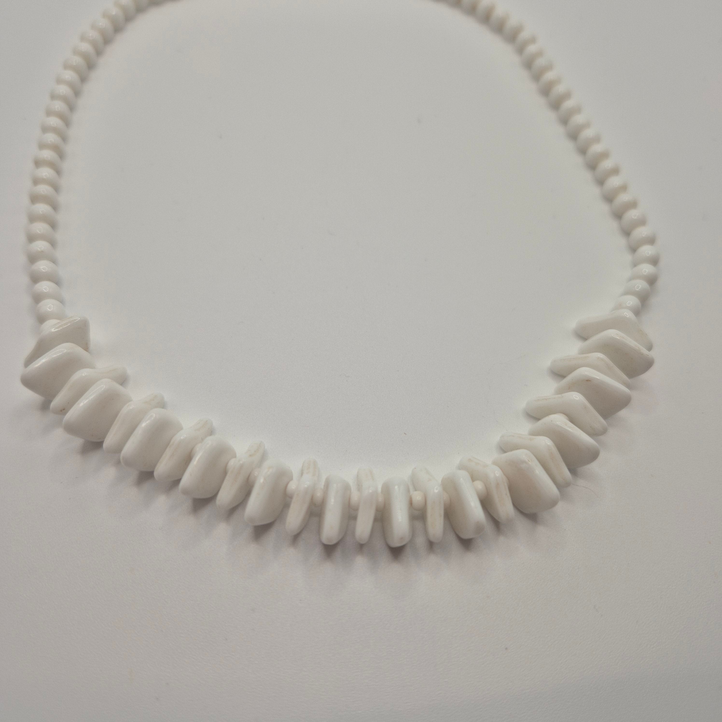 Vintage Statement-Kette – Strahlendes Weiß im edlen Glassteinen-Look