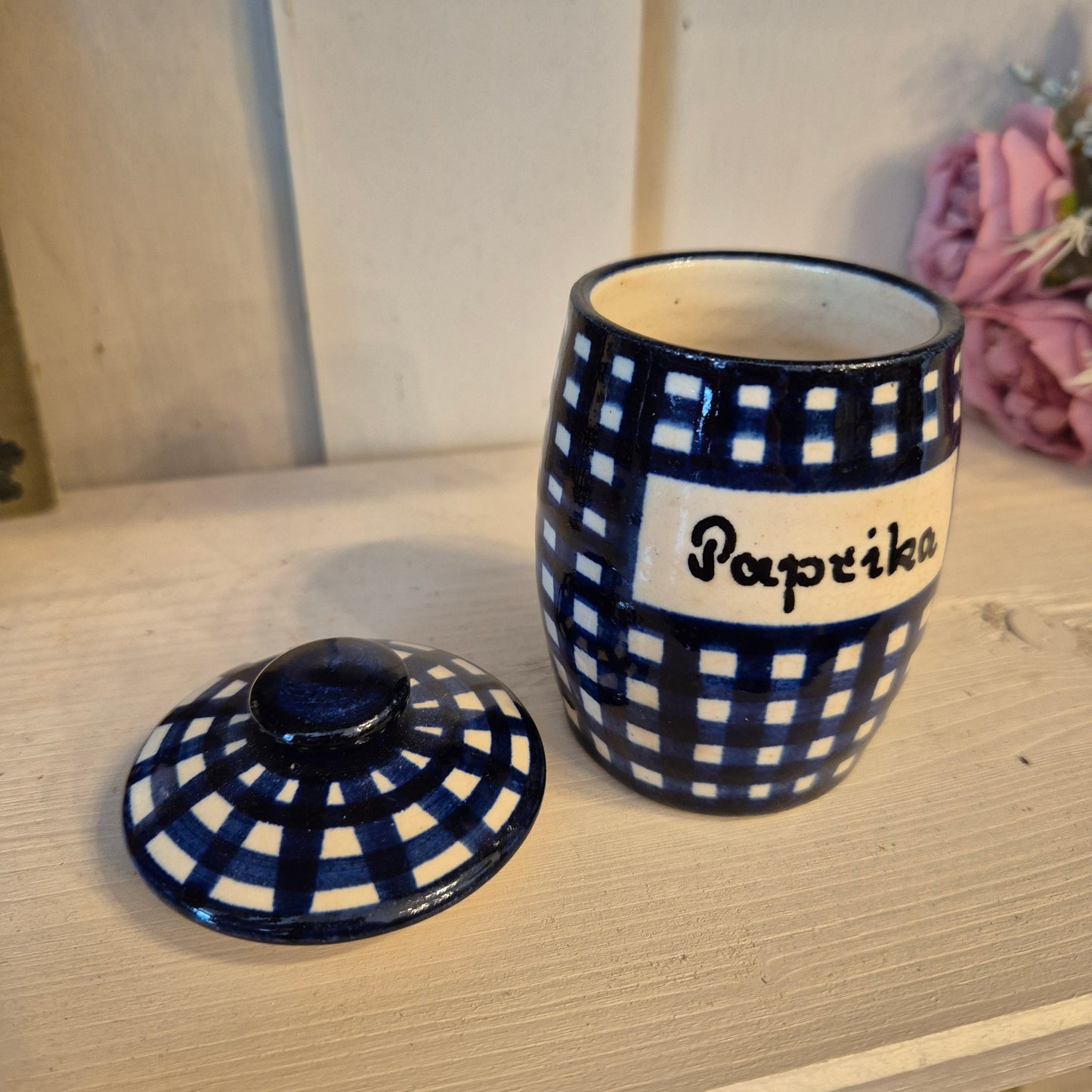 Alte kleine Keramik Gewürzdose mit Deckel mit Aufschrift " Paprika" blau weiß
