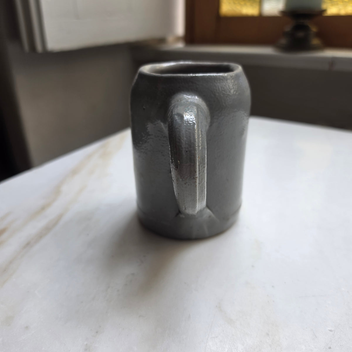 Vintage Steingut-Tasse in Grau mit blauer Handbemalung