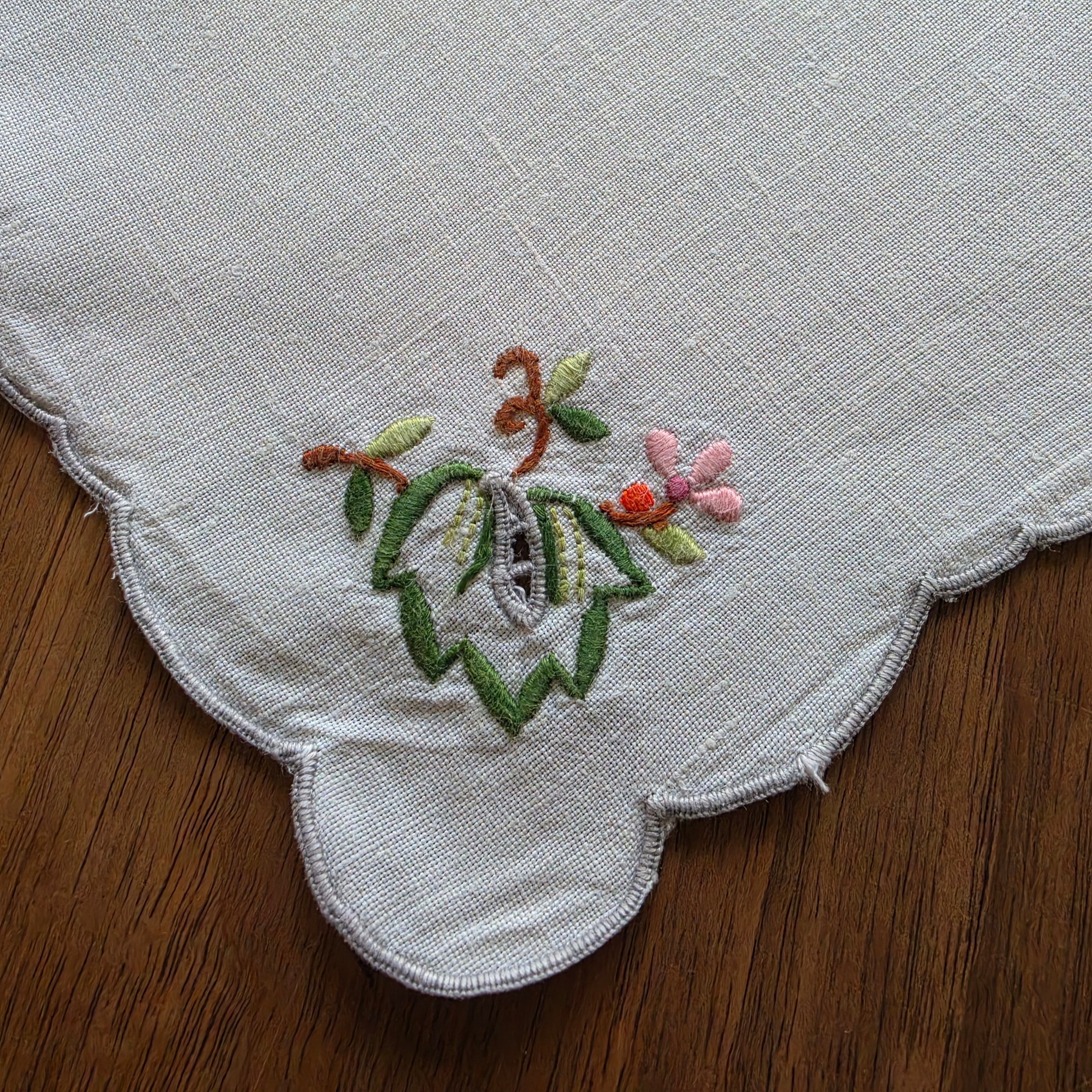 Vintage DDR Zierdeckchen/Taschentuch aus Leinen – Handgestickt 25x25cm