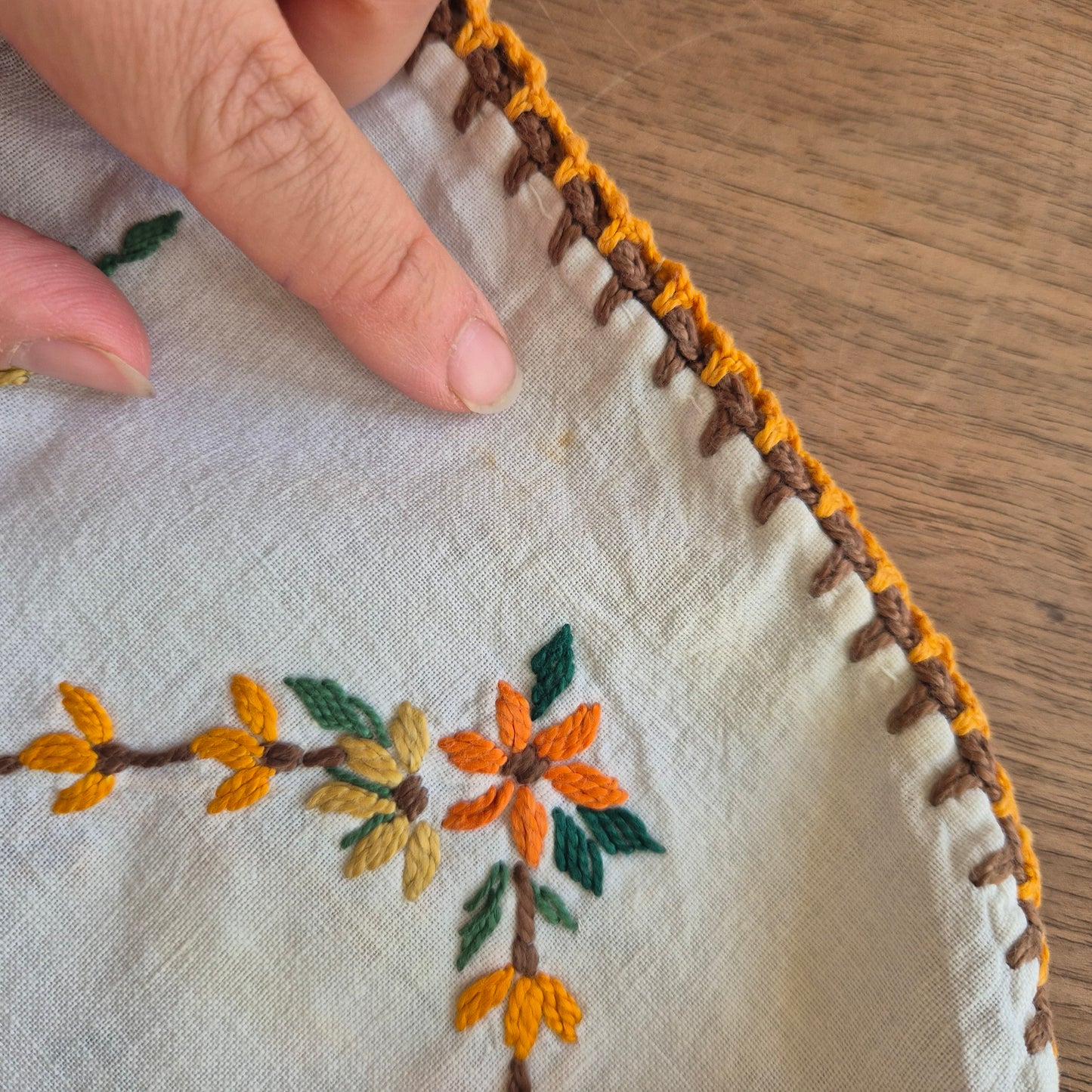 Handgemachte Vintage Teehaube Blumenstickerei und mini Stockflecken