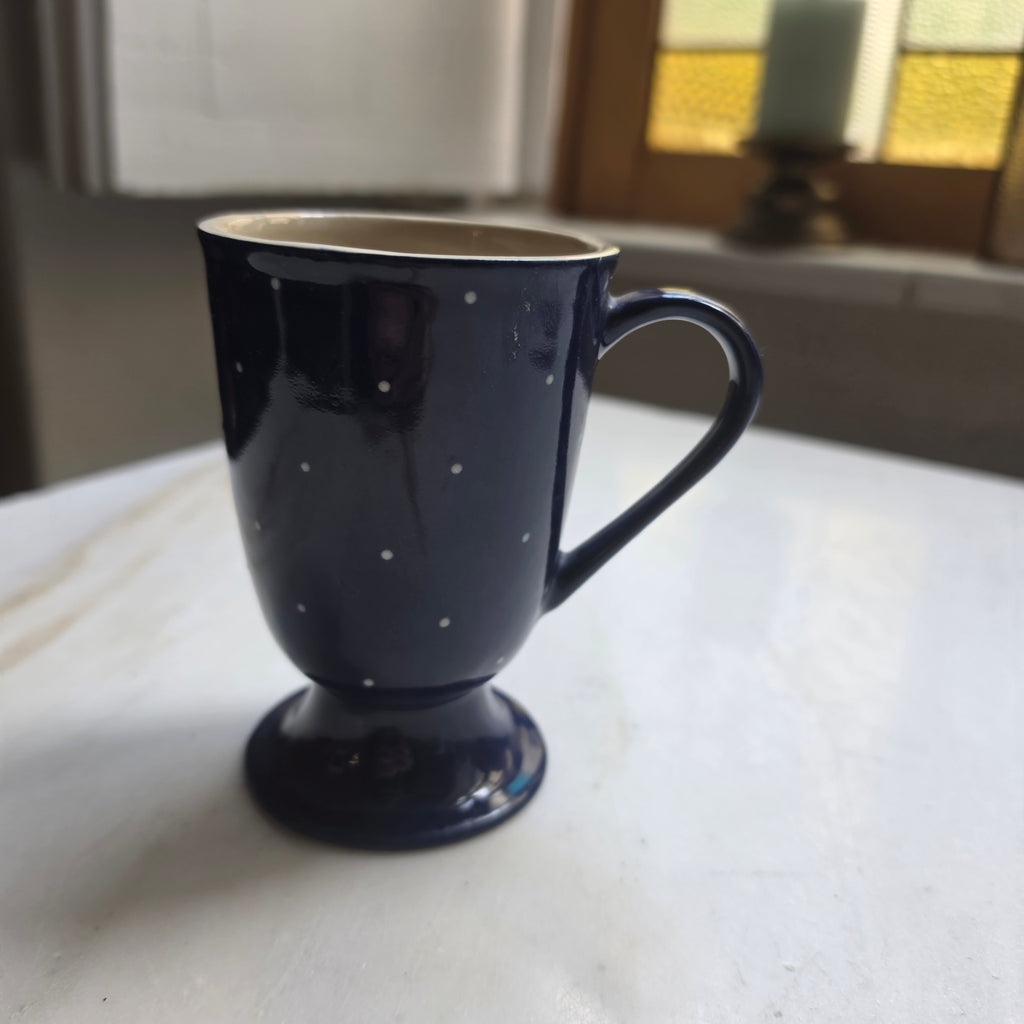 Handgemachte Keramiktasse mit Fuß & Punktemuster – Blau/Beige