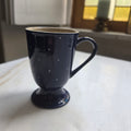 Handgemachte Keramiktasse mit Fuß & Punktemuster – Blau/Beige