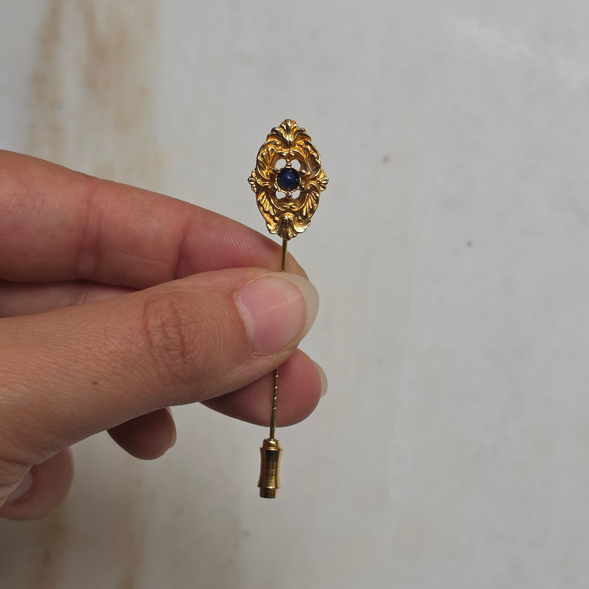 Elegant Antike Anstecknadel mit blauem Cabochon-Stein & Schutzkappe
