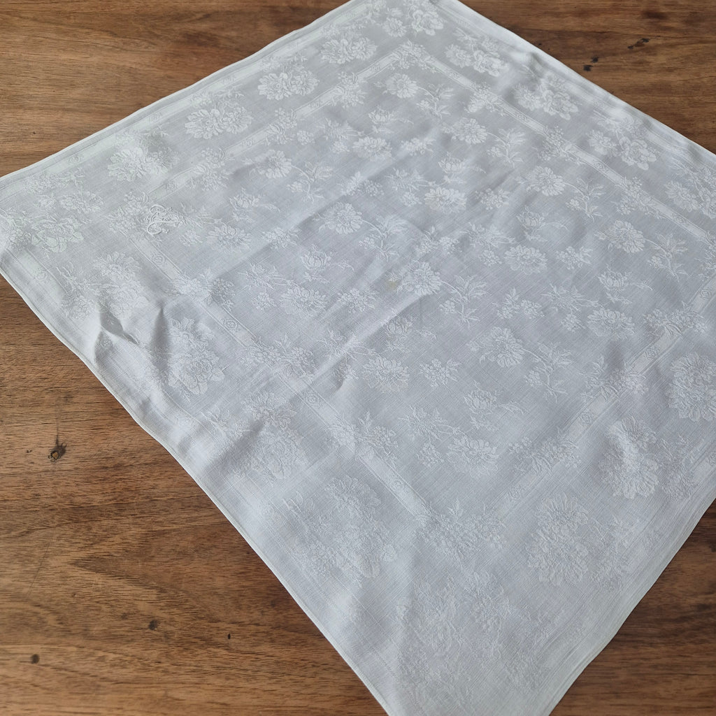 Antike Jugendstil Serviette/Mitteldecke weiß 64x66cm Damast Blumen Stockflecken Monogram S.A.