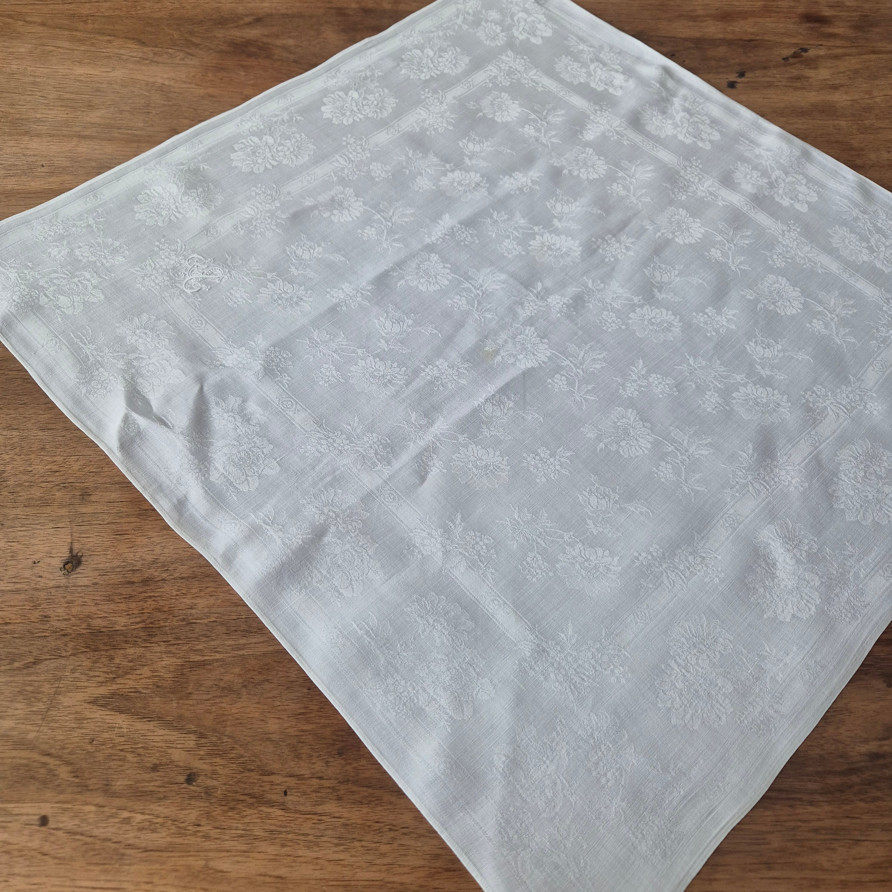 Antike Jugendstil Serviette/Mitteldecke weiß 64x66cm Damast Blumen Stockflecken Monogram S.A.