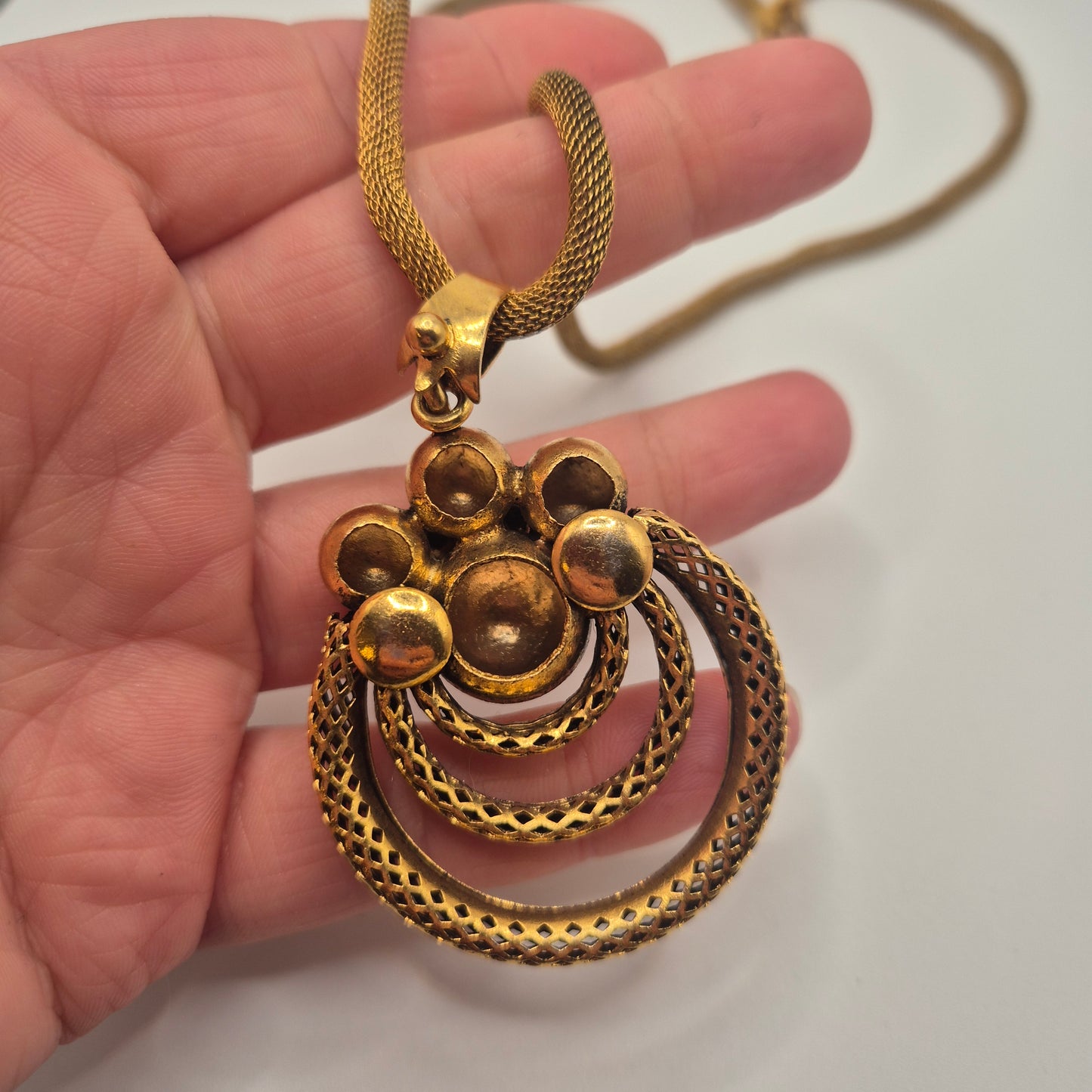 Vintage Statement-Collier – Großes Gold-Medallion im Ethno-Barock-Stil