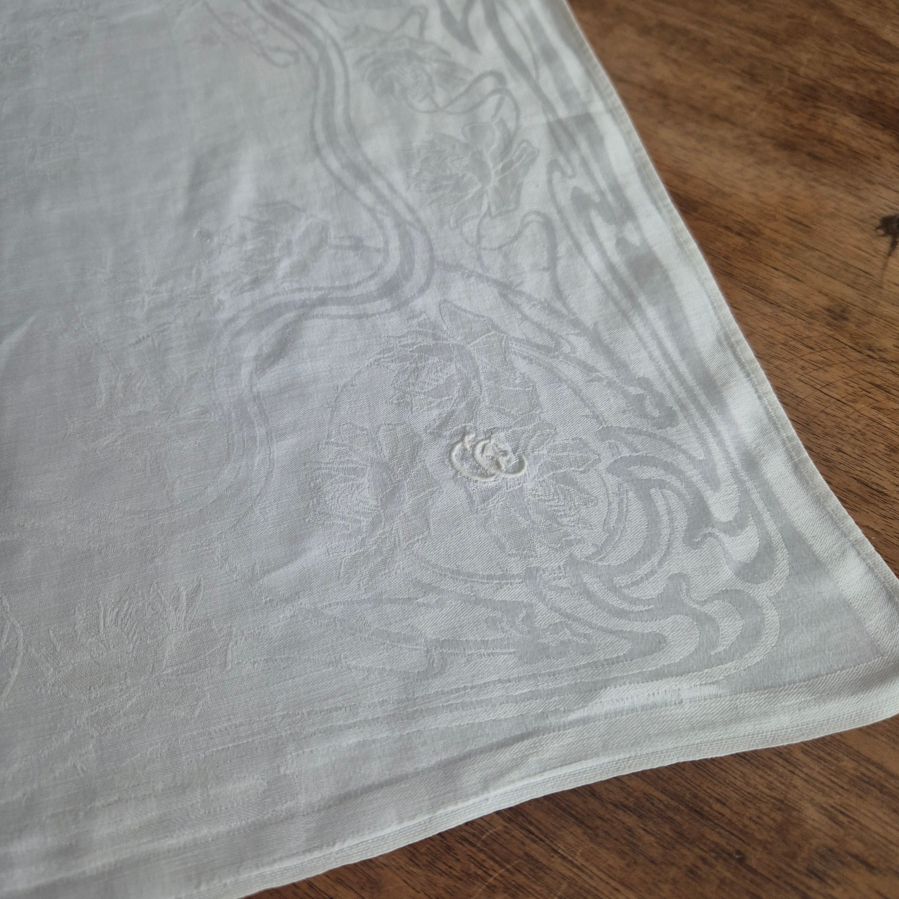 Antike Jugendstil Serviette/Mitteldecke weiß 64x64cm Damast Blumen Stockflecken Monogramm G.C.