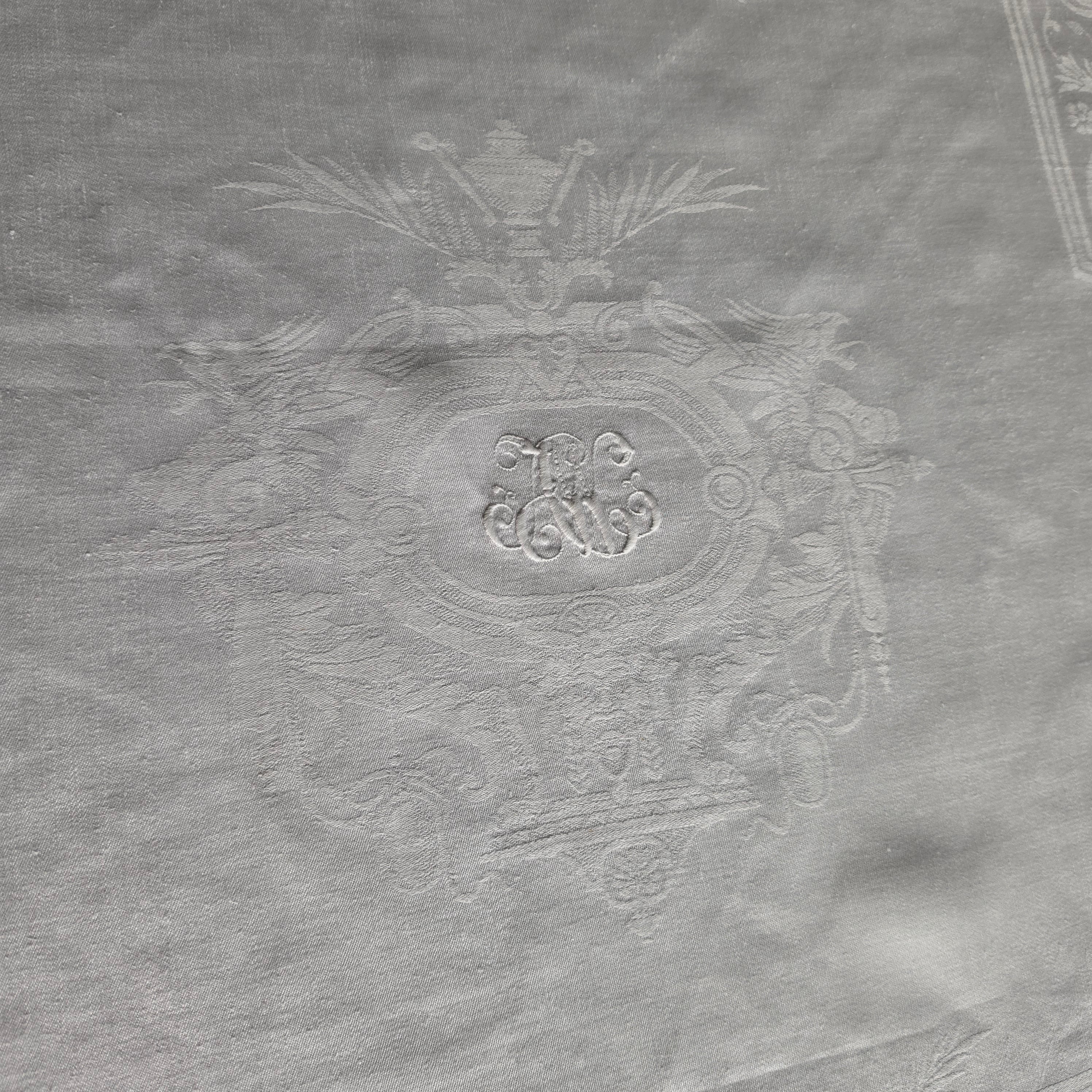 Antike Damast-Tischdecke mit gesticktem Monogramm – Edle Tischwäsche im Landhaus- / Vintage-Stil - 70x72cm