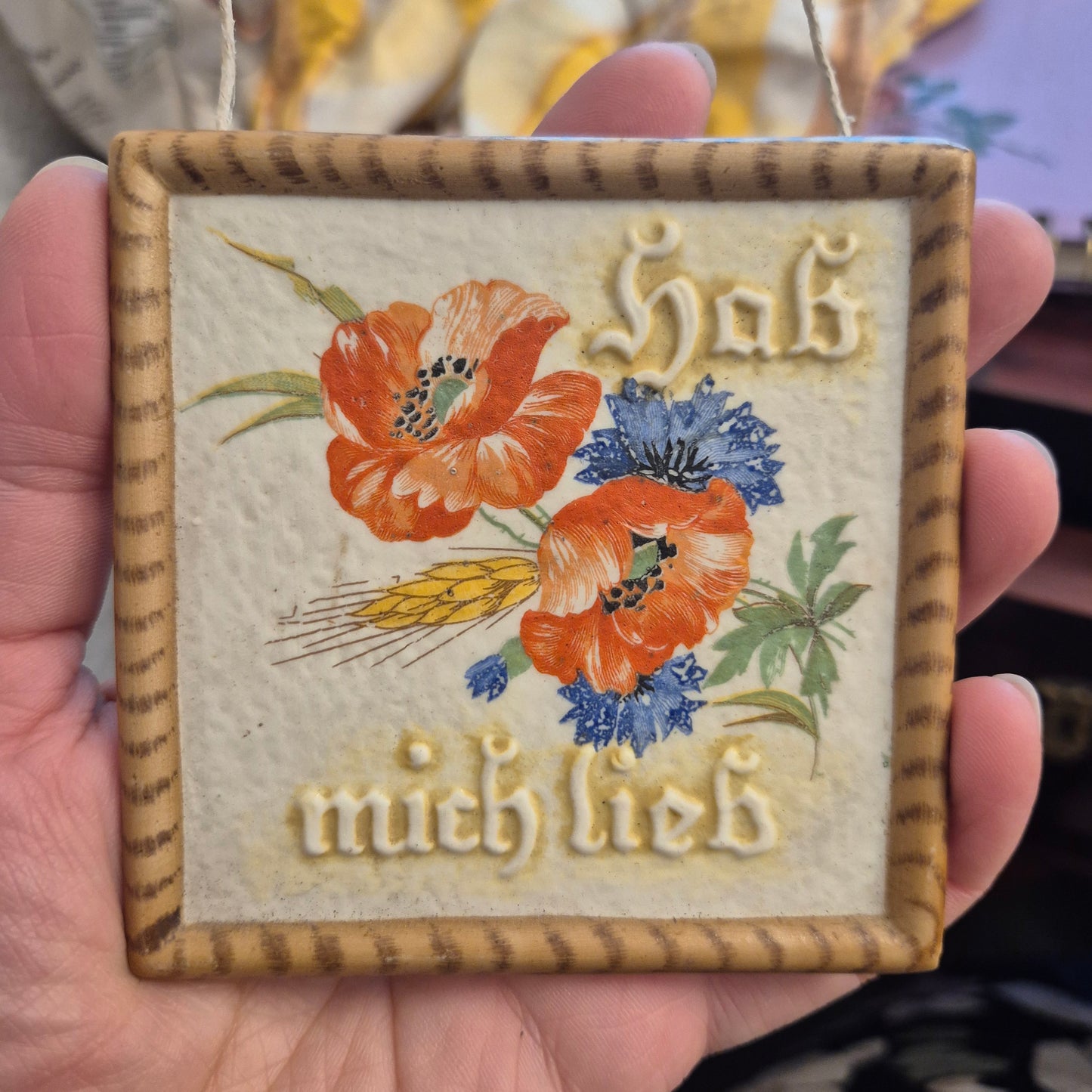 Antikes kleines Kachelbild handgemalt mit Spruch "Hab mich lieb" Mohnblume