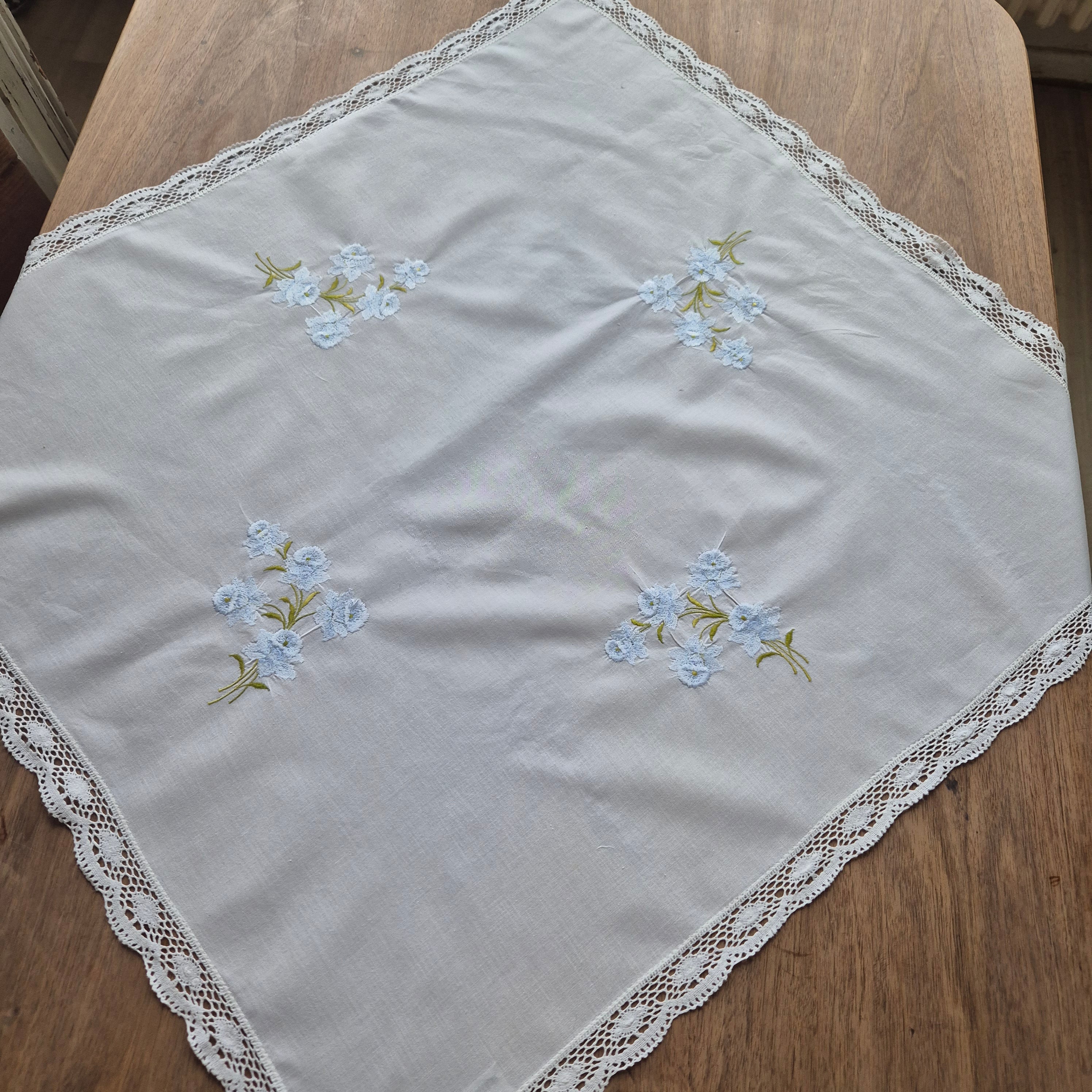 Vintage Tischdecke Baumwolle mit Blumenstickerei und durchbrochener Spitze 82x79cm