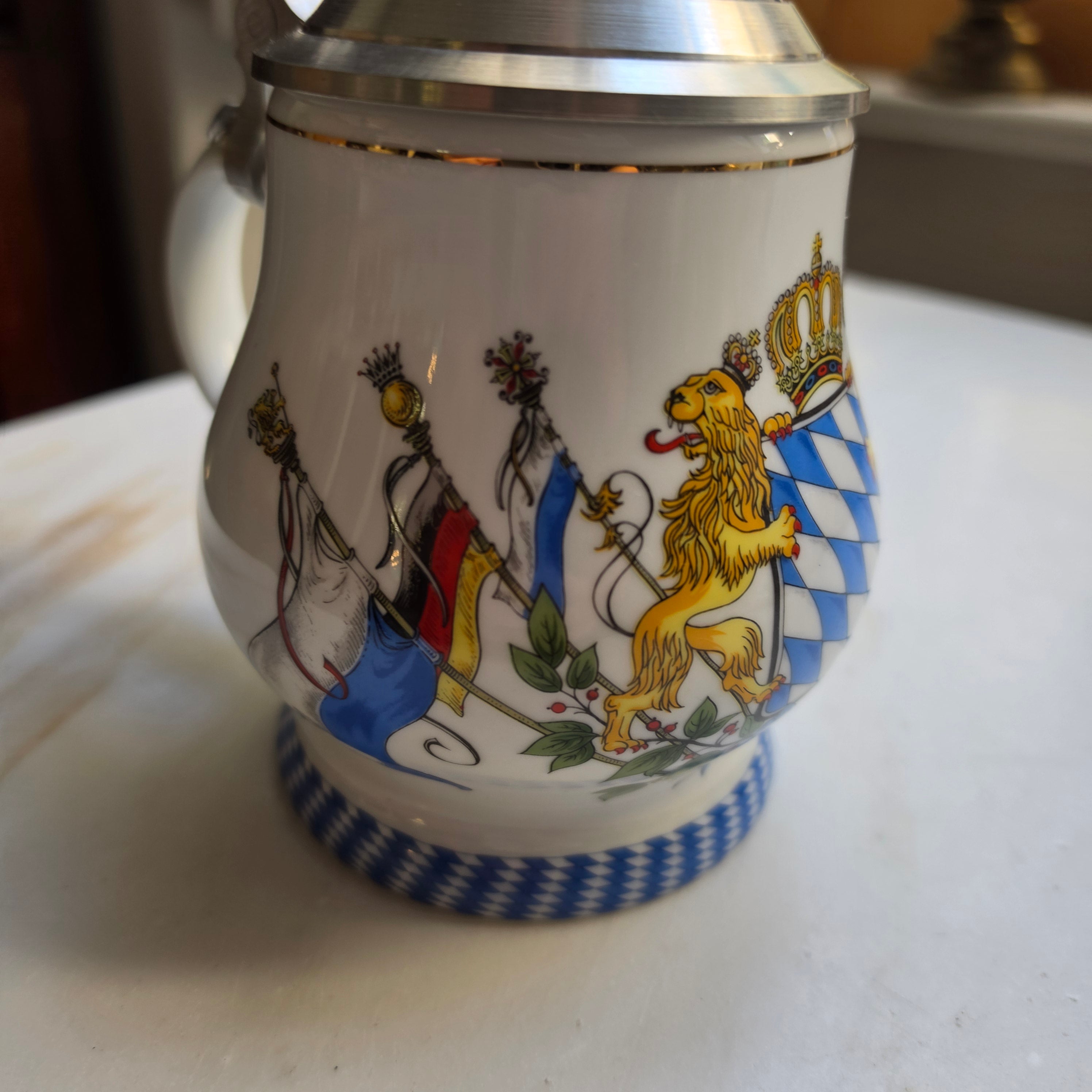 Exklusiver Porzellan-Bierkrug mit Zinndeckel – Bayerisches Wappen & Krone - Kühr Sandizell (Limitierte Auflage)