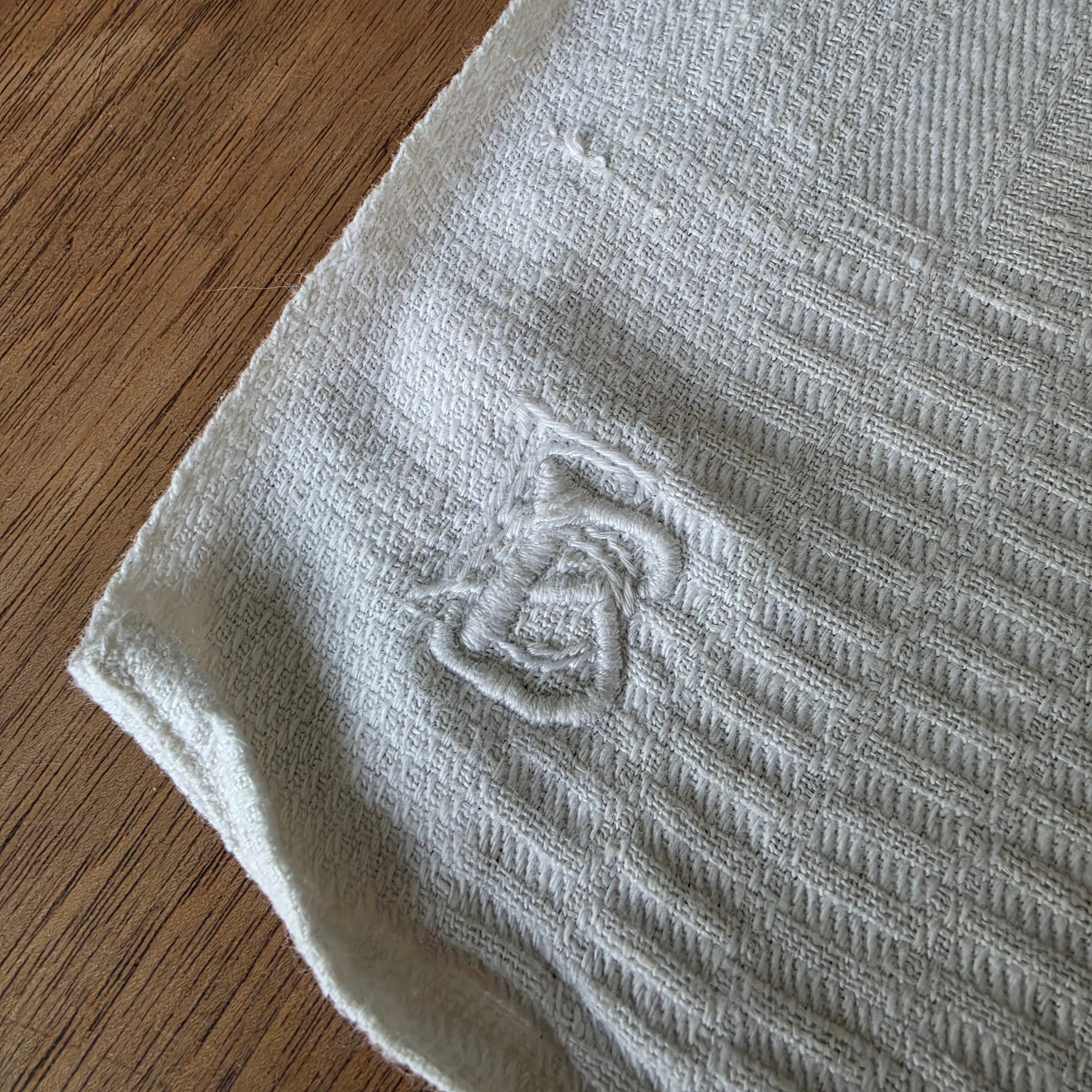 Edles Vintage Leinentuch mit Monogramm-Stickerei „B“ & Waffelstruktur-Bordüre - 46x97cm