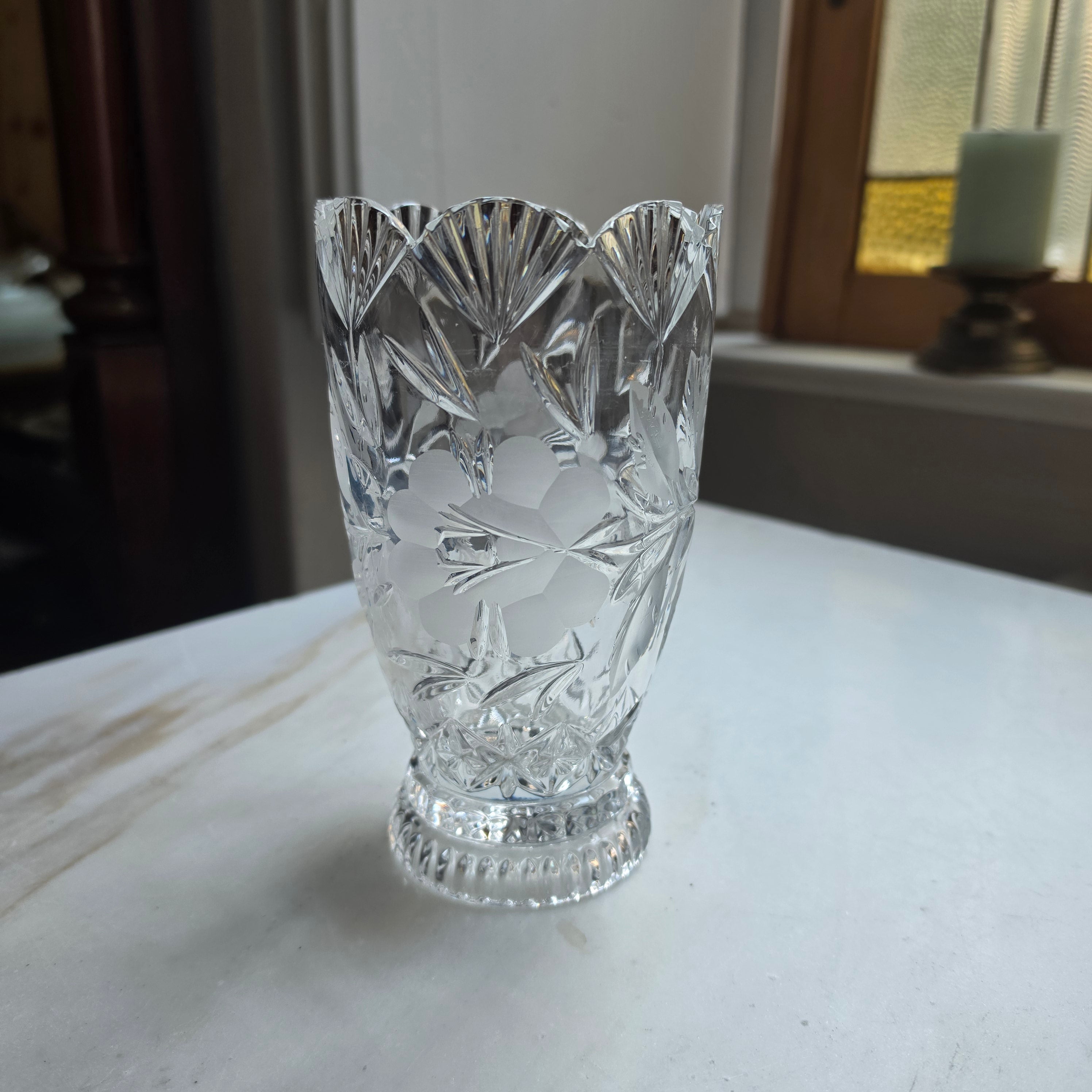 Vintage Kristall-Vase mit floraler Gravur & Wellenrand | Handgeschliffenes Bleikristall, Bogenrand-Prunkvase