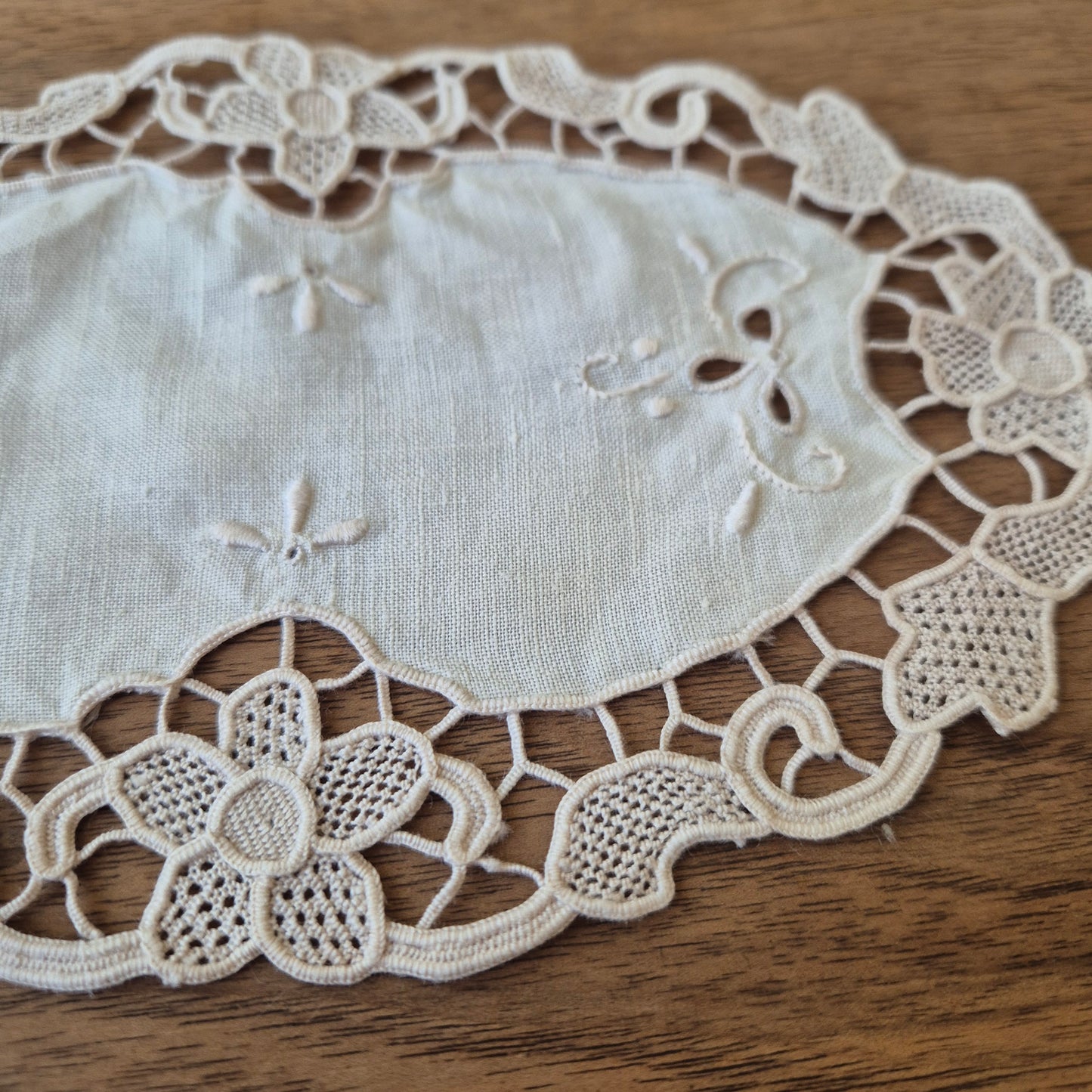 Antikes kleines Zierdeckchen creme gehäkelt geklöppelt Baumwolle 23x15cm oval
