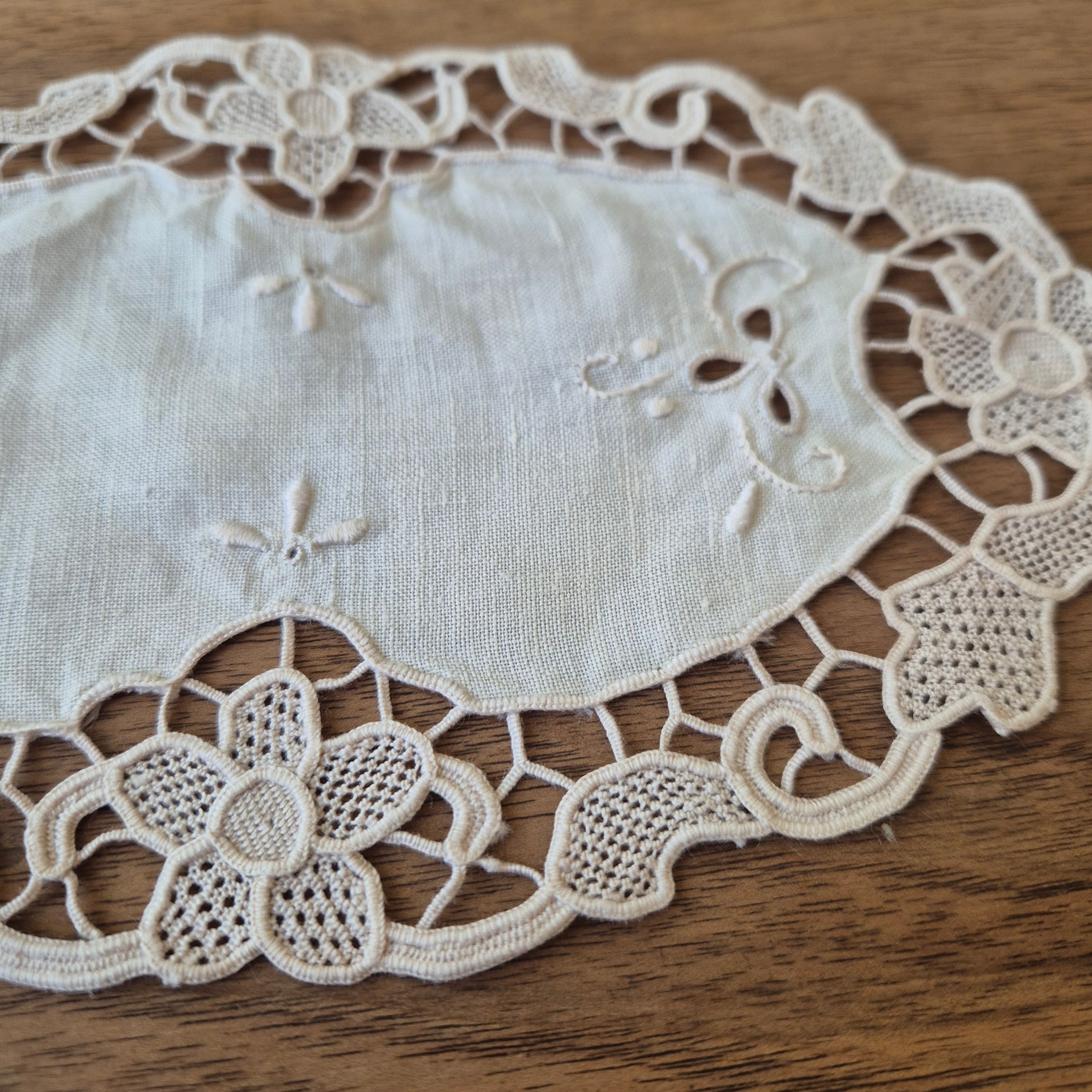Antikes kleines Zierdeckchen creme gehäkelt geklöppelt Baumwolle 23x15cm oval