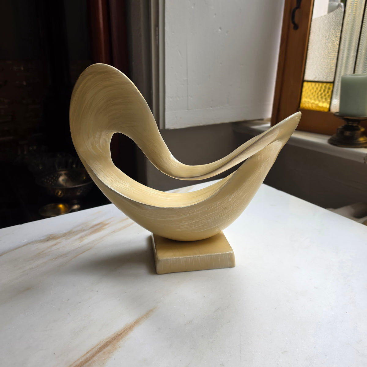 Moderne Abstrakte Skulptur im Mid-Century Style – Beige/Creme mit Metallfuß