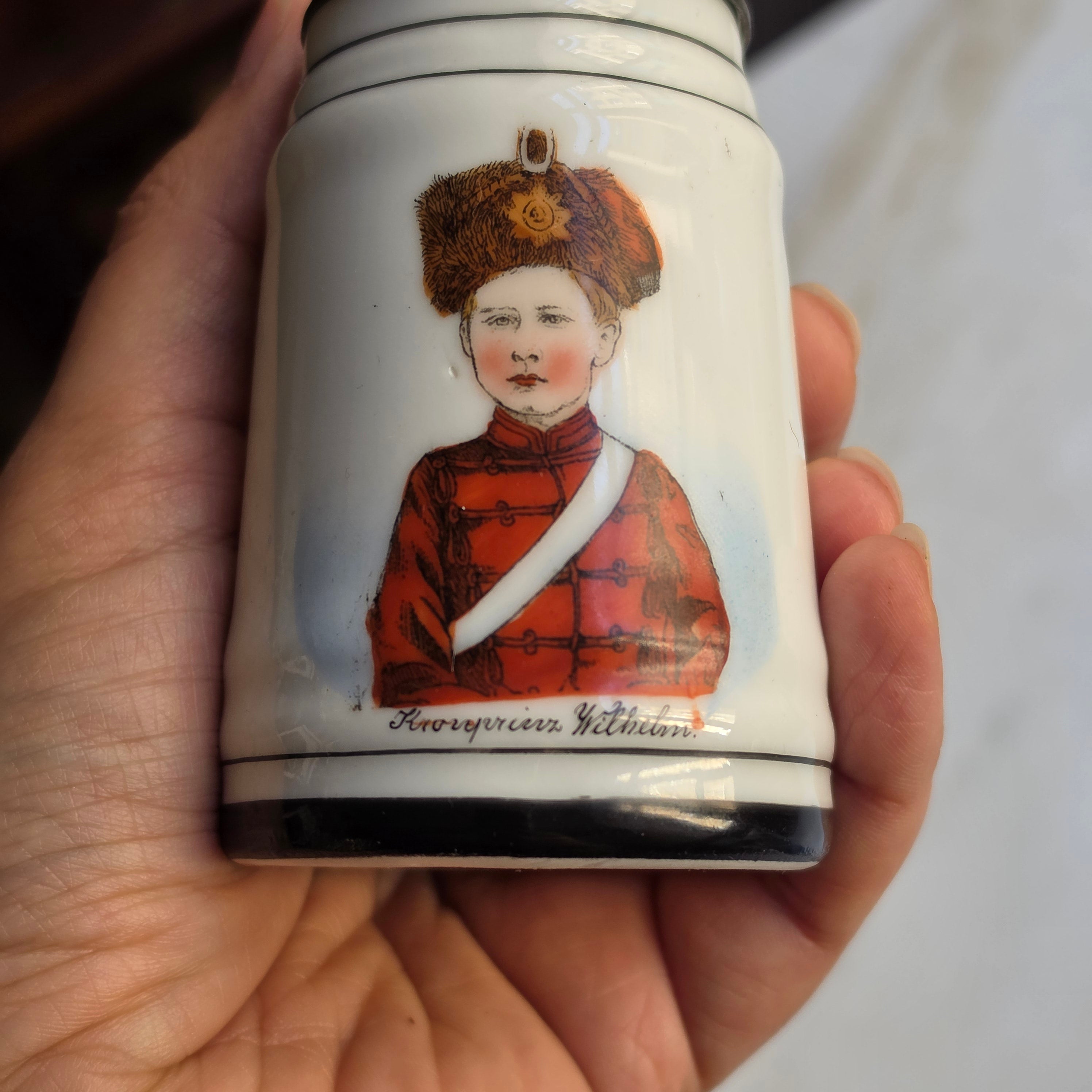 Antiker Porzellan-Miniaturkrug mit Zinndeckel – „Kronprinz Wilhelm“ in Husarenuniform um 1900
