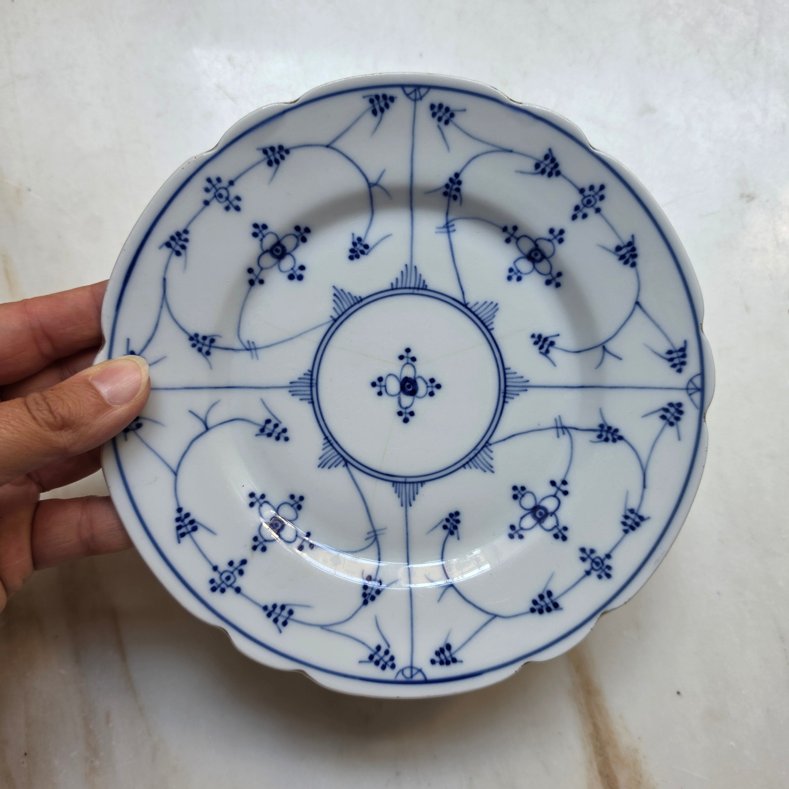 Antiker Porzellanteller mit blau-weißem Strohblumenmuster / Musselmalet – Unterglasurdekor
