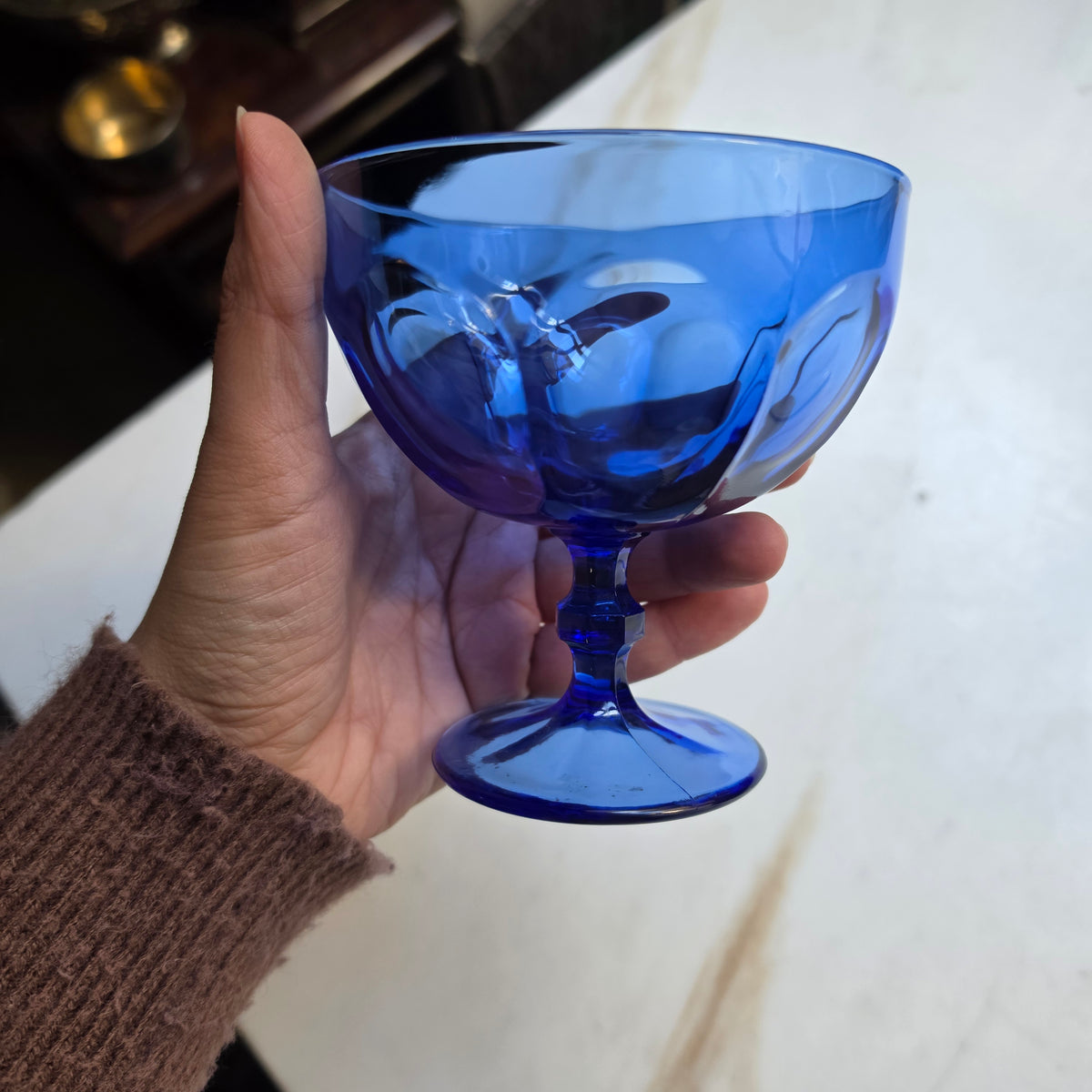 Eleganter kobaltblauer Vintage-Glasbecher auf Fuß