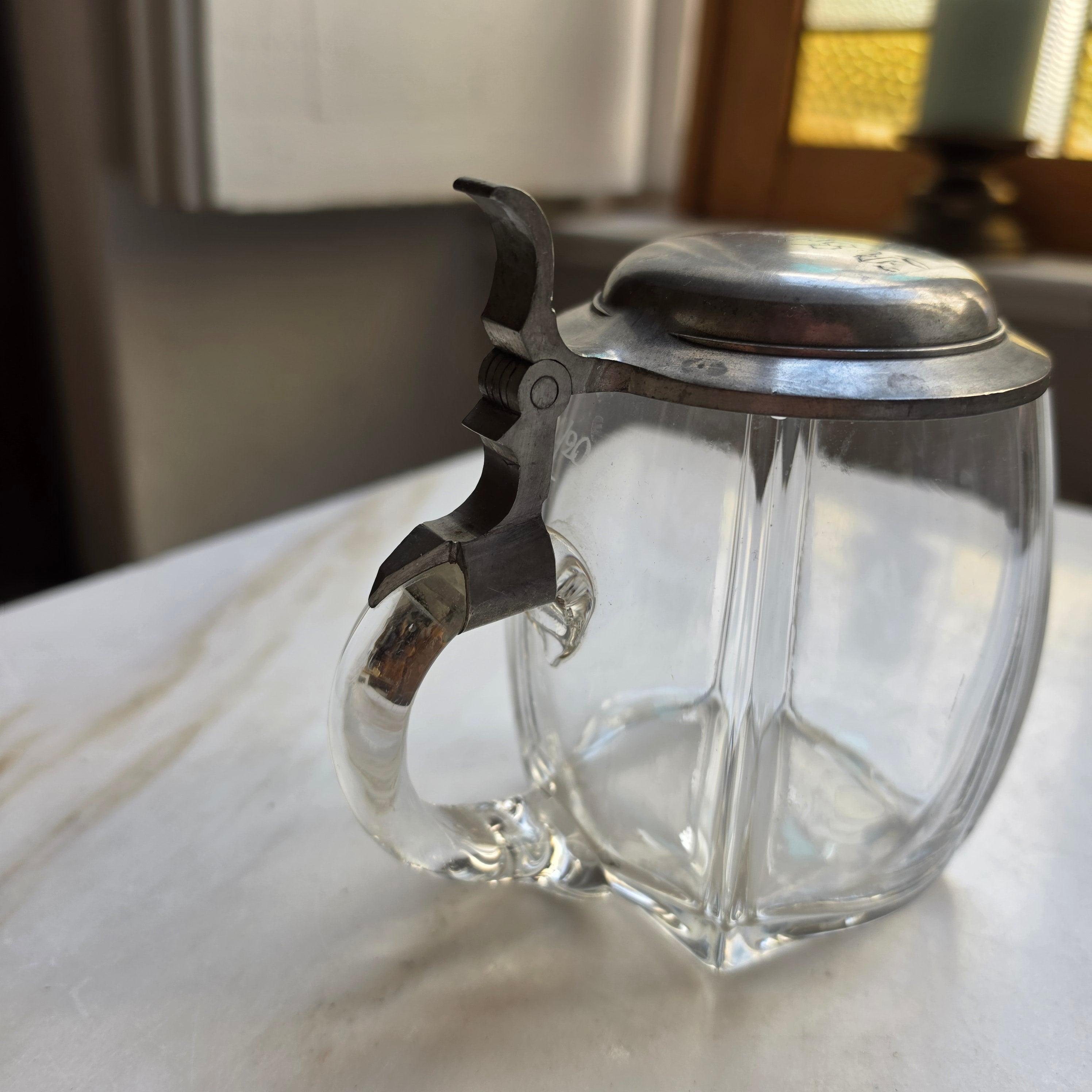 Antiker Glasbierkrug mit Zinndeckel – Historische „R. Schwamm“ Gravur