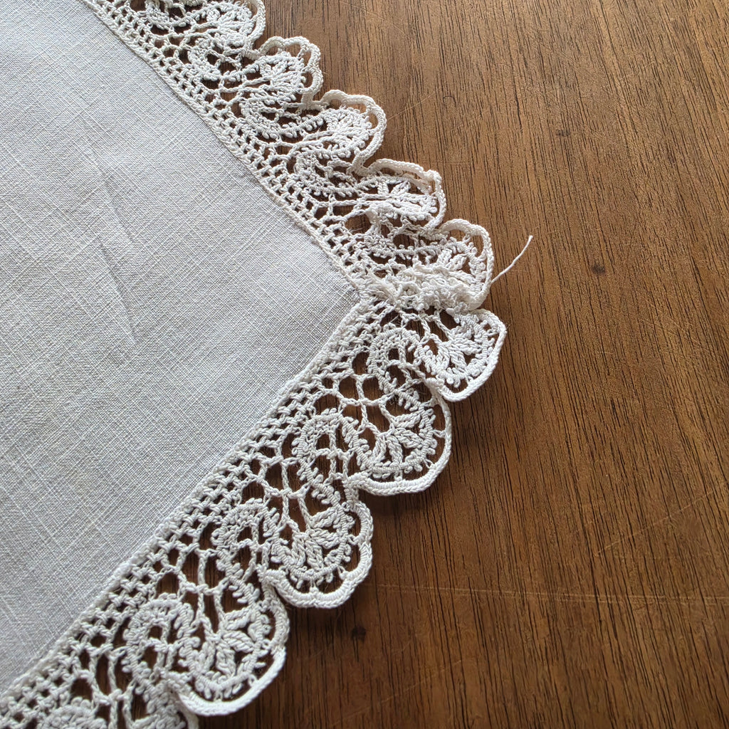Edles Vintage-Linnendeckchen mit handgehäkelter Spitzenkante – Quadratisches Doily / Tischelement in Naturweiß
