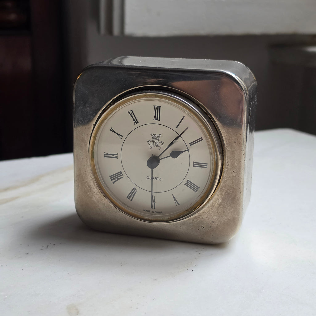 Vintage-Stil Tischuhr im Silber-Look – Klassischer Quartz-Wecker 80er Jahre