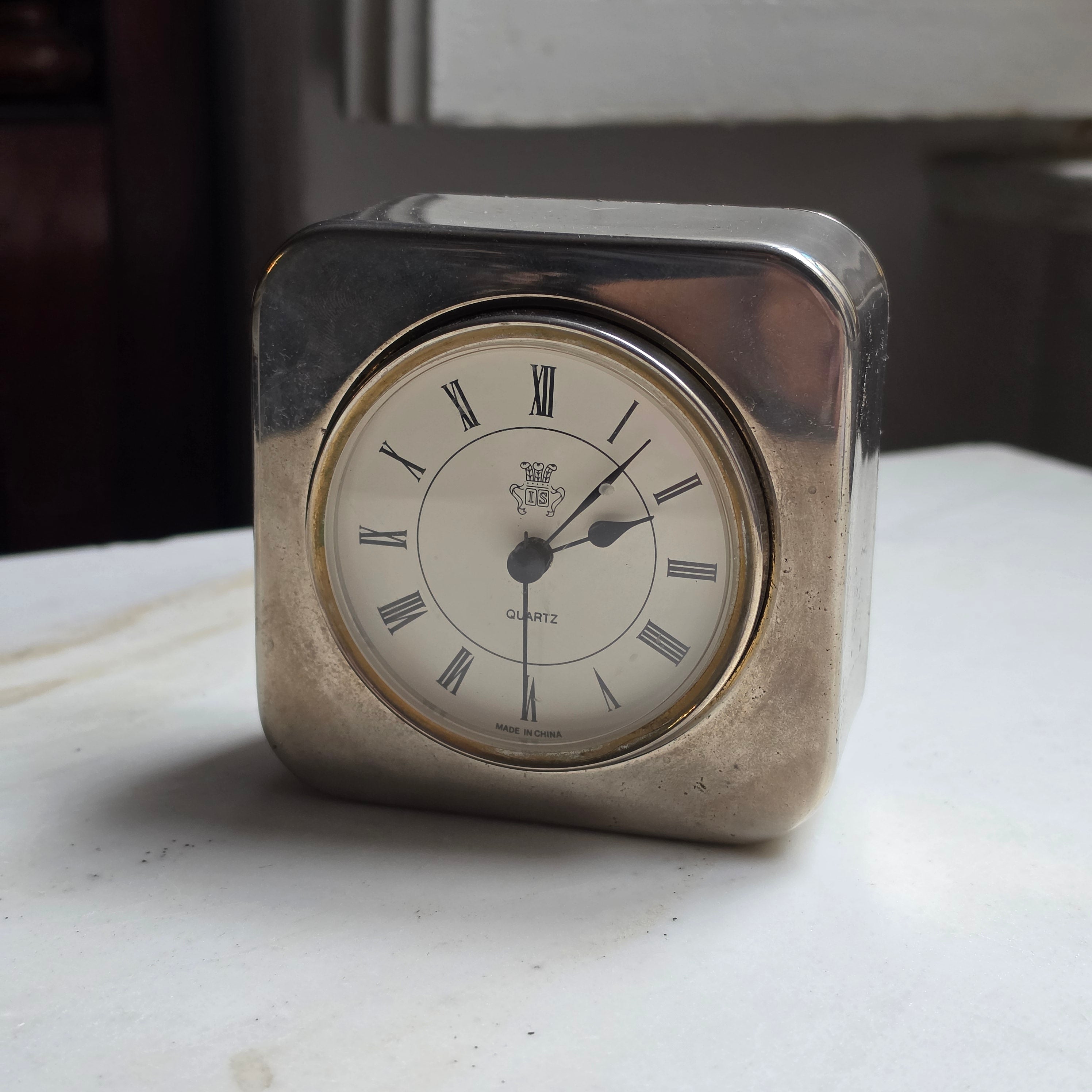 Vintage-Stil Tischuhr im Silber-Look – Klassischer Quartz-Wecker 80er Jahre