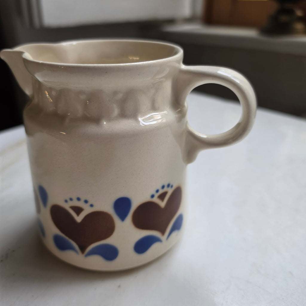 Vintage Keramik - Milchkännchen mit Herz-Dekor – Wächtersbach Stil (Braun/Blau)