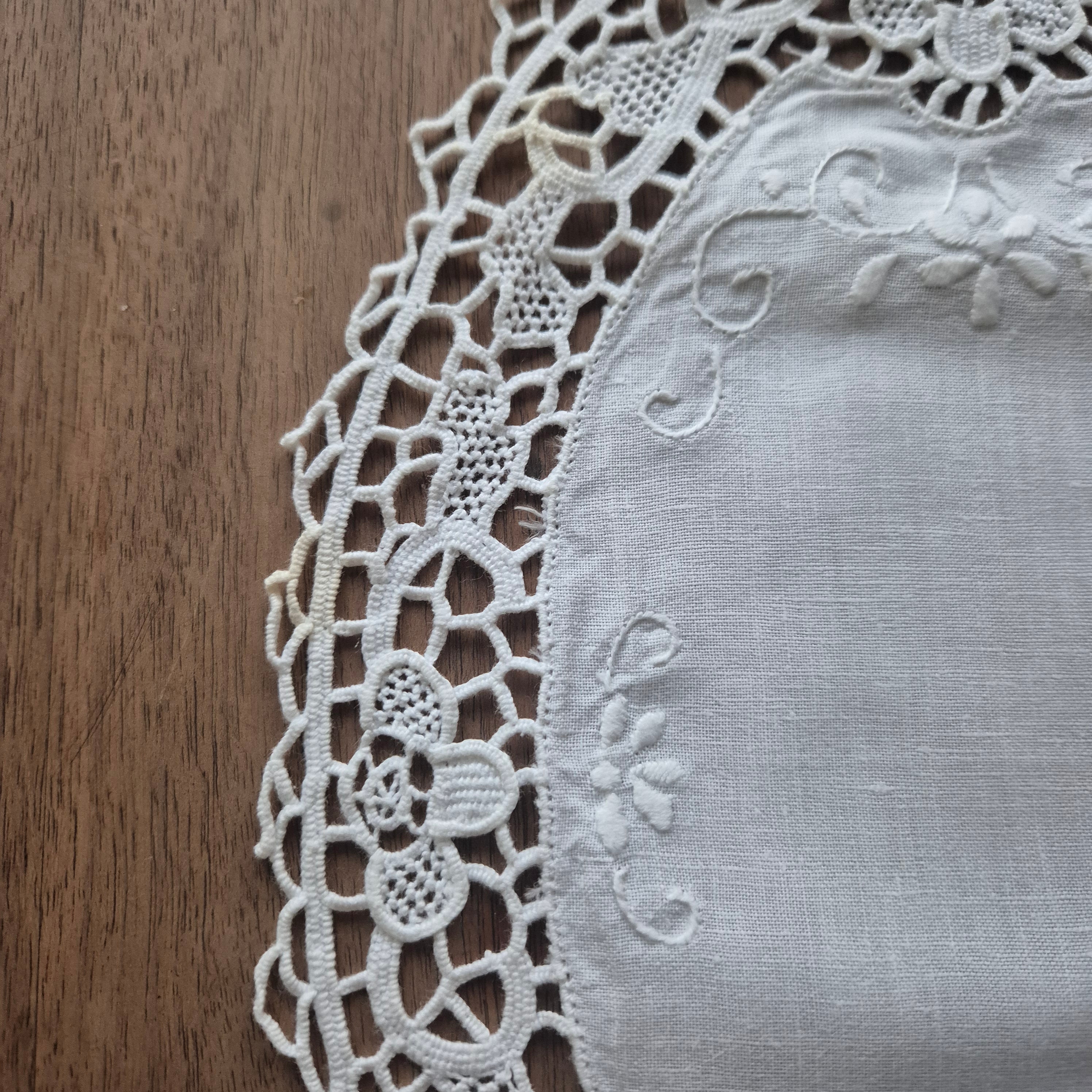 Antikes französisches kleines Deckchen weiß geklöppelt Baumwolle 32x22cm ♡