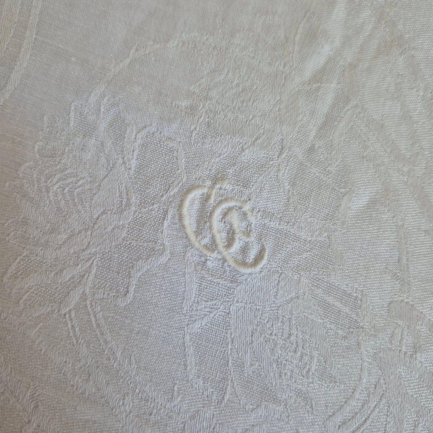 Antike Jugendstil Serviette/Mitteldecke weiß 64x64cm Damast Blumen Stockflecken Monogramm G.C.