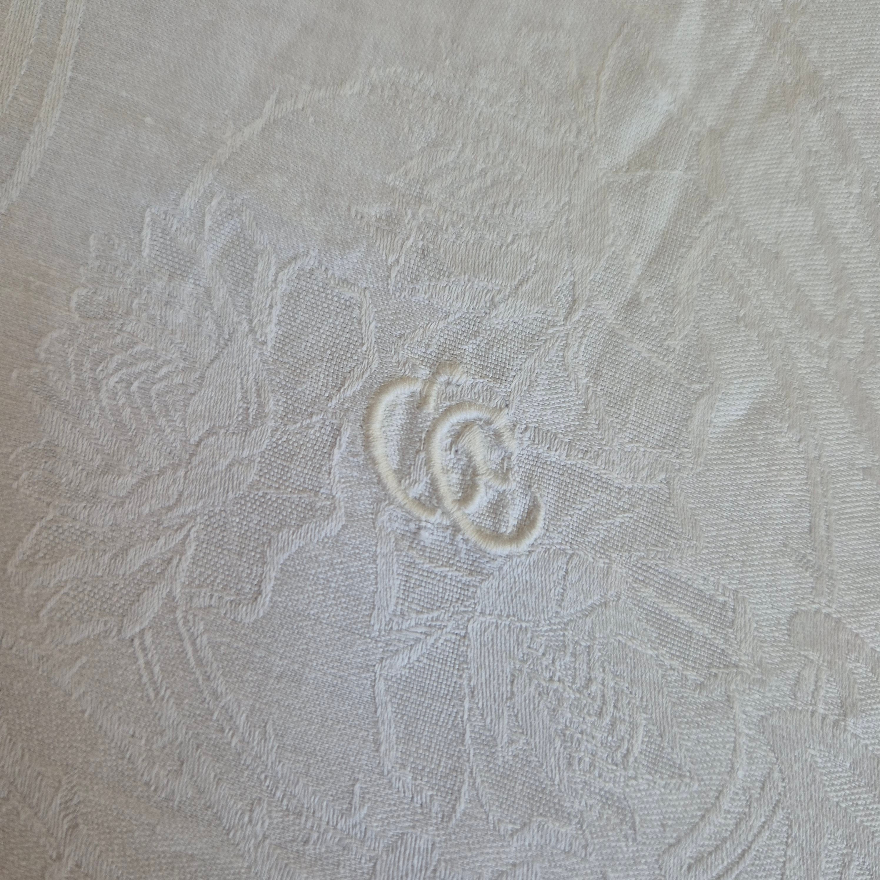 Antike Jugendstil Serviette/Mitteldecke weiß 64x64cm Damast Blumen Stockflecken Monogramm G.C.