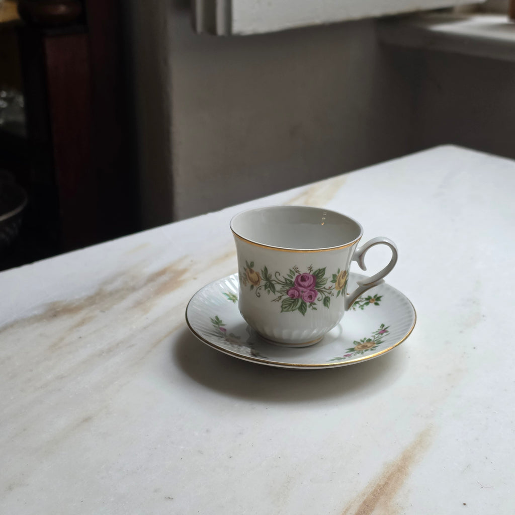 Vintage Freiberger Porzellan Sammeltasse mit Untersetzer – Romantisches Rosen-Dekor & Goldrand DDR / GDR