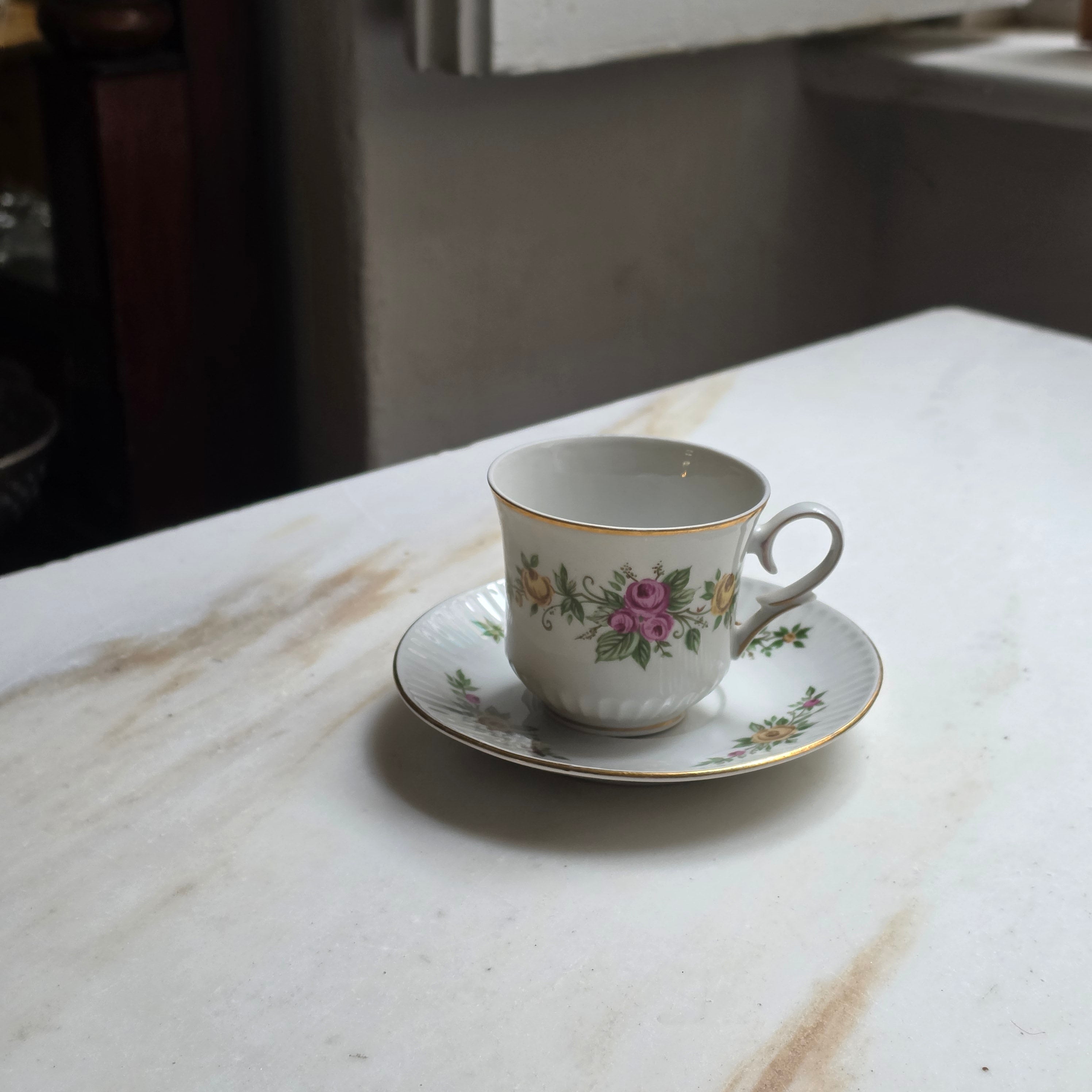 Vintage Freiberger Porzellan Sammeltasse mit Untersetzer – Romantisches Rosen-Dekor & Goldrand DDR / GDR