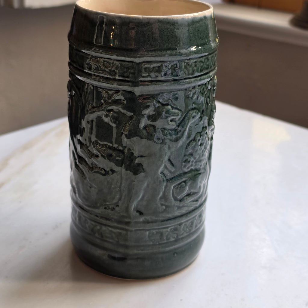 Rustikaler Vintage-Bierkrug aus Keramik – Dunkelgrün mit Relief-Jagdmotiv