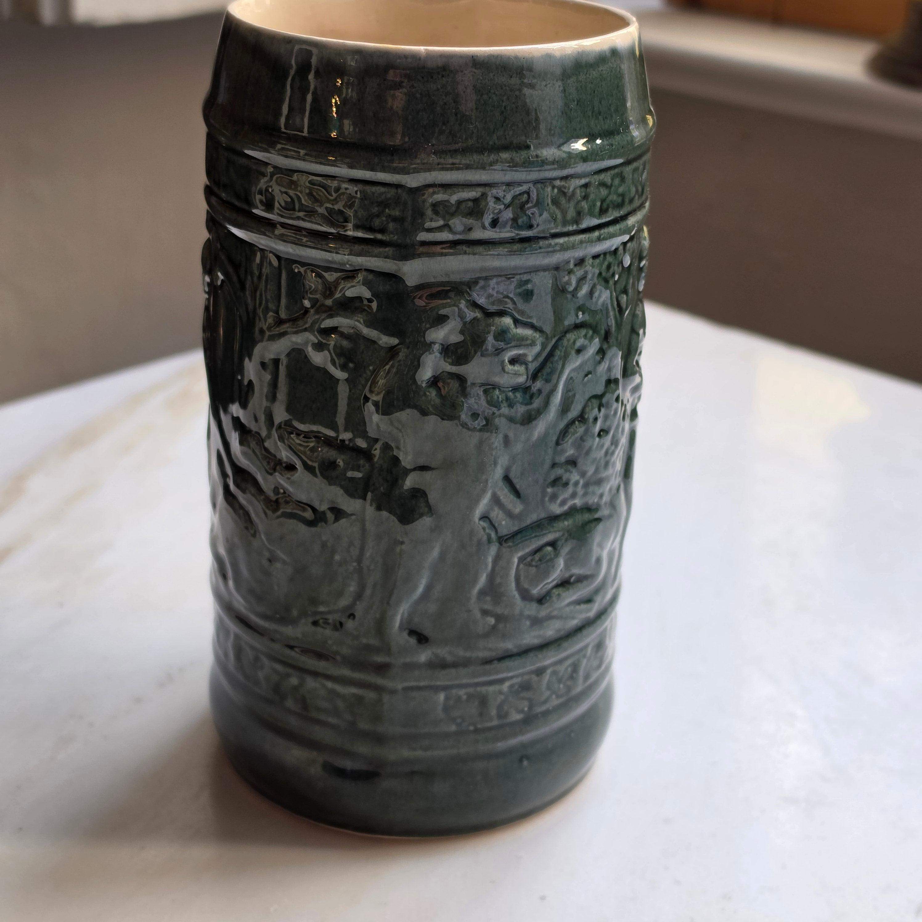 Rustikaler Vintage-Bierkrug aus Keramik – Dunkelgrün mit Relief-Jagdmotiv